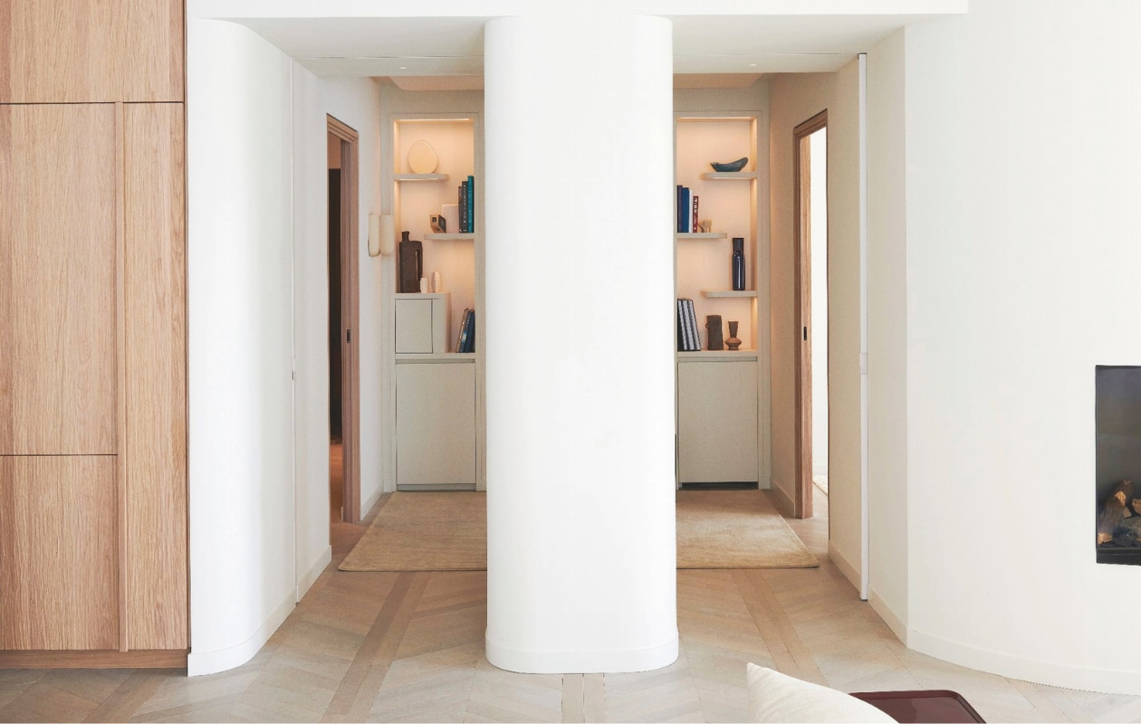 Wandlamp Moor van Lisa Allegra. Wandkast op maat van Framework Studio in eikenfineer, gespoten. Vaas Willem van Hooff. Stijlvol wonen 9-2025 | fotografie Kasia Gatkowska