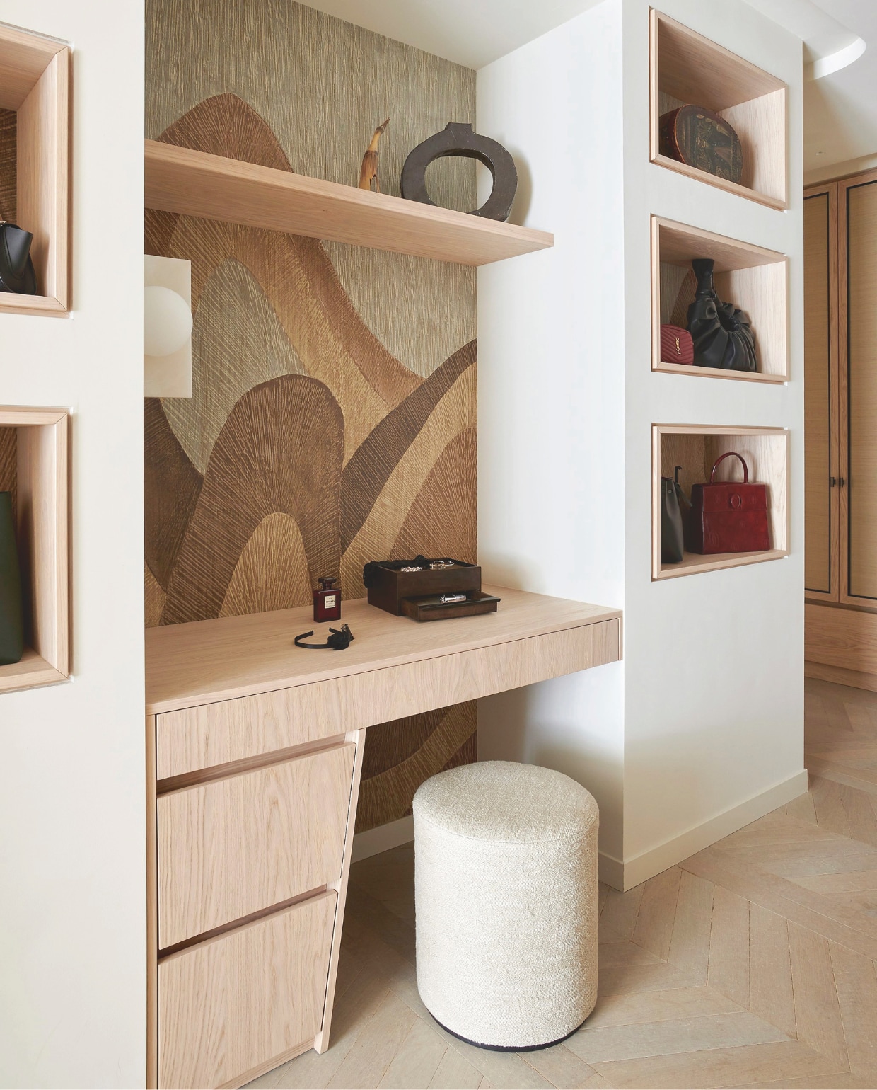 Houten vloer Frans eikenhout, op maat gemaakt patroon van Framework Studio. Kast maatwerk door Framework Studio in Frans eikenhout. Wandbekleding Élitis. Poef op maat gemaakt in bouclé van Élitis. Vaas Willem van Hooff. Stijlvol wonen 9-2025 | fotografie Kasia Gatkowska