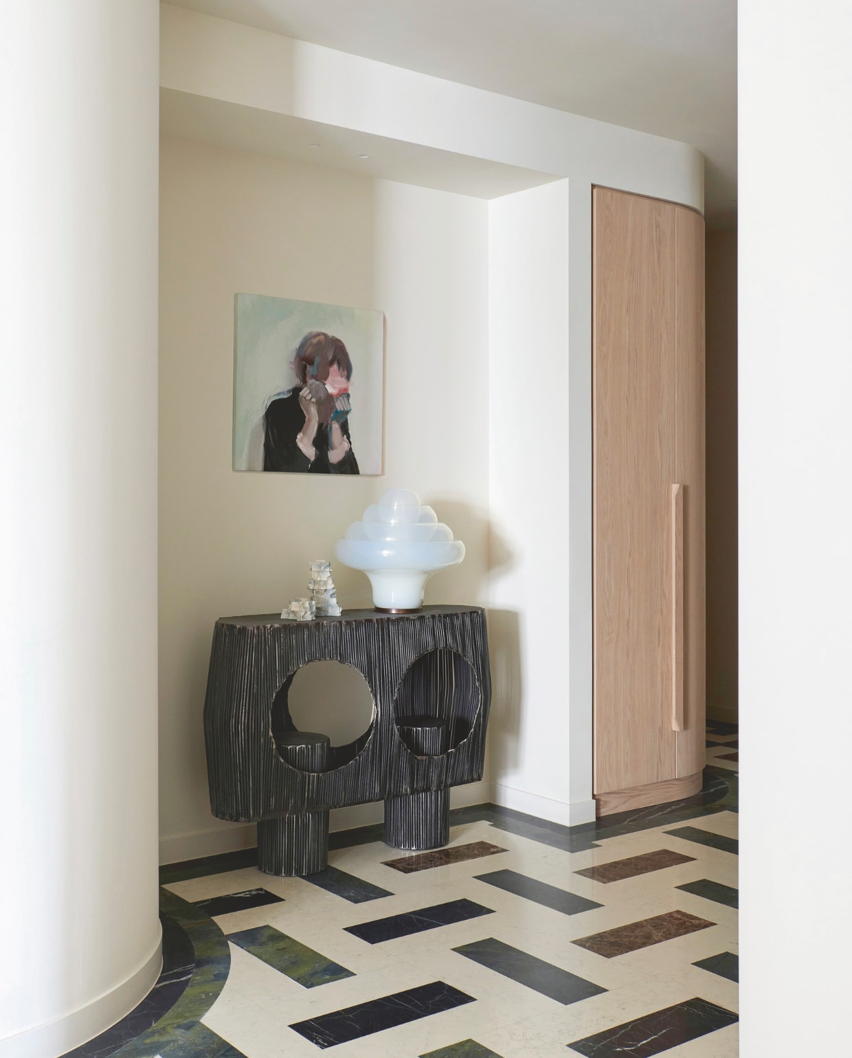 Console Jordan Artisan. Tafellamp Lotus, model LT305, Italië jaren 60 van Carlo Nason voor Mazzega via Fundamente gallery. Kaarsenhouder op console Bitscape van Moon Seop Seo. Op maat gemaakte marmeren vloer met patroon in Biancone, Verde Alpi, Nero Marquina en Emperador marmer. Stijlvol wonen 9-2025 | fotografie Kasia Gatkowska