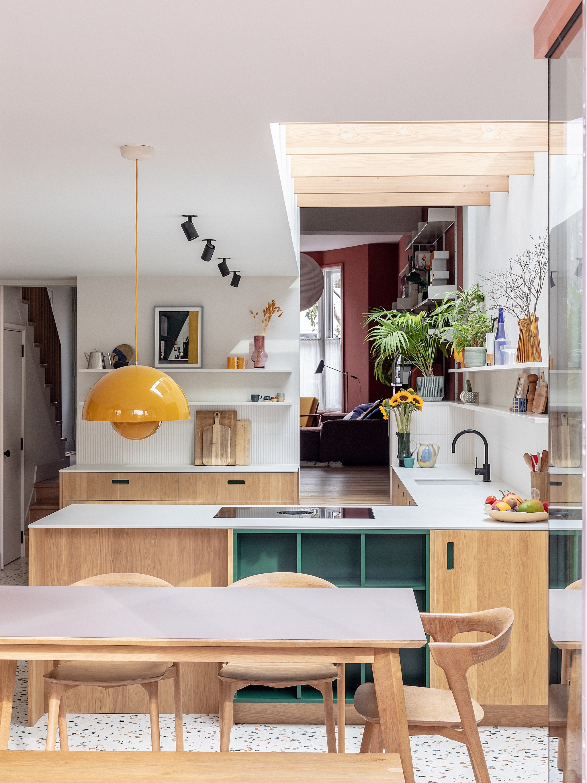 Tafel en stoelen Ethnicraft. Muurplanken Tactile Things. Planken kast geverfd in Hunter Dun van Paint & Paper Library. Structuurtegels Flaunt van Parkside. Foto Edmund Sumner. Planken 606 van Vitsoe. vtwonen 02-2026 | fotografie Taran Wilkhu | productie Living Inside