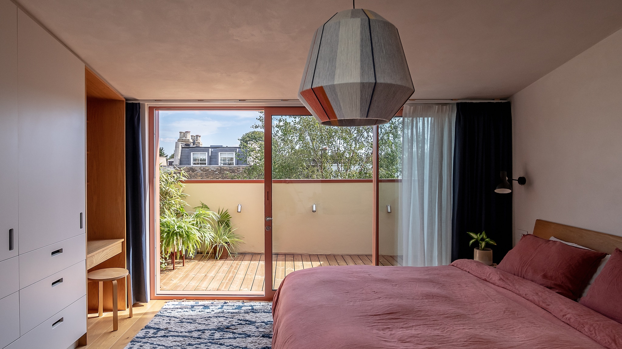 Vloerkleed Soho Home. Bureau Primary Structures. Kruk Ikea. Dekbedovertrek The Conran Shop. Lampenkap Bonbon van Hay. vtwonen 02-2026 | fotografie Taran Wilkhu | productie Living Inside