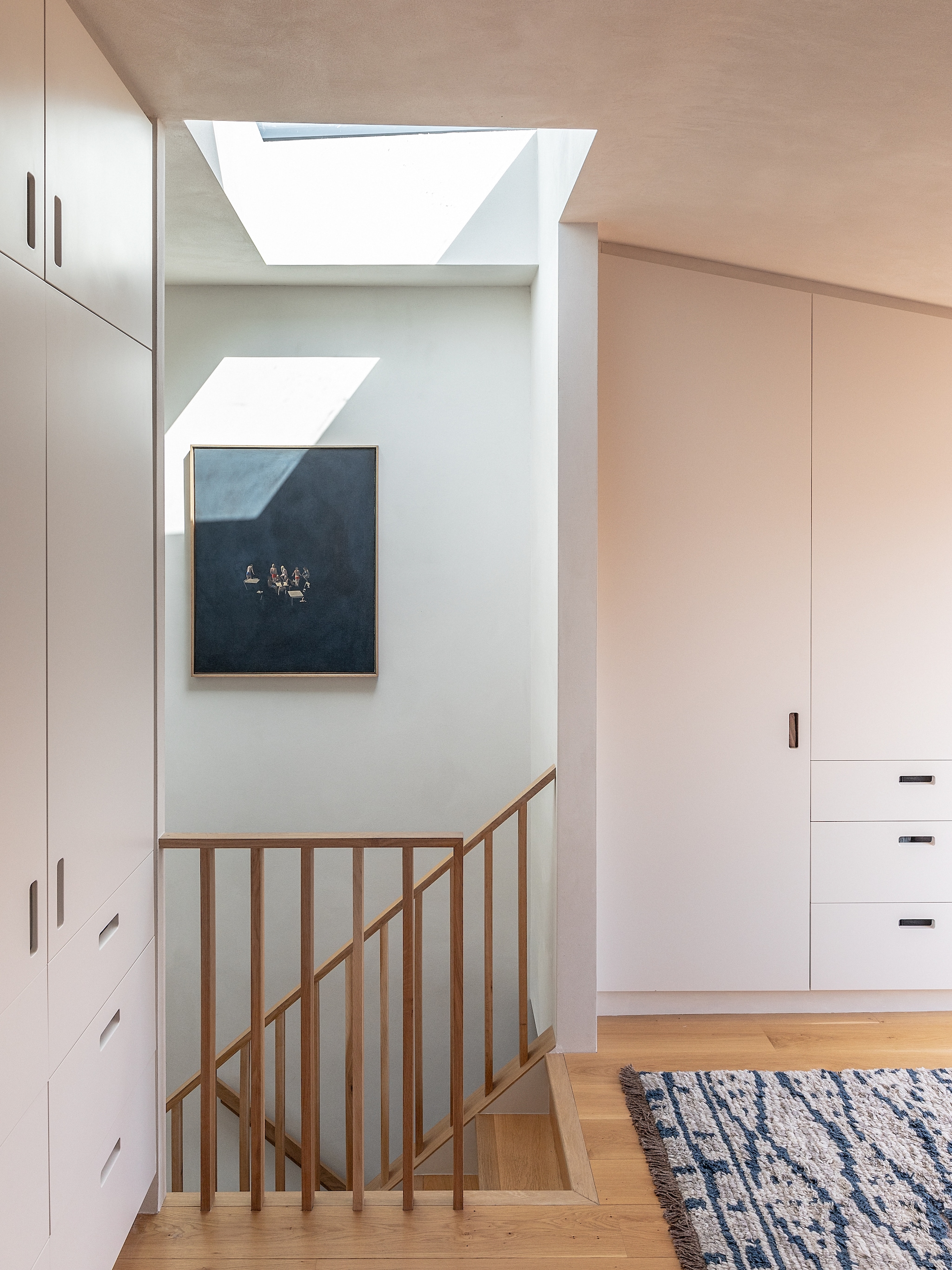 Het dakraam zorgt voor extra lichtinval in het trappenhuis. Daardoor valt de kunst die er hangt nog beter op. vtwonen 02-2026 | fotografie Taran Wilkhu | productie Living Inside