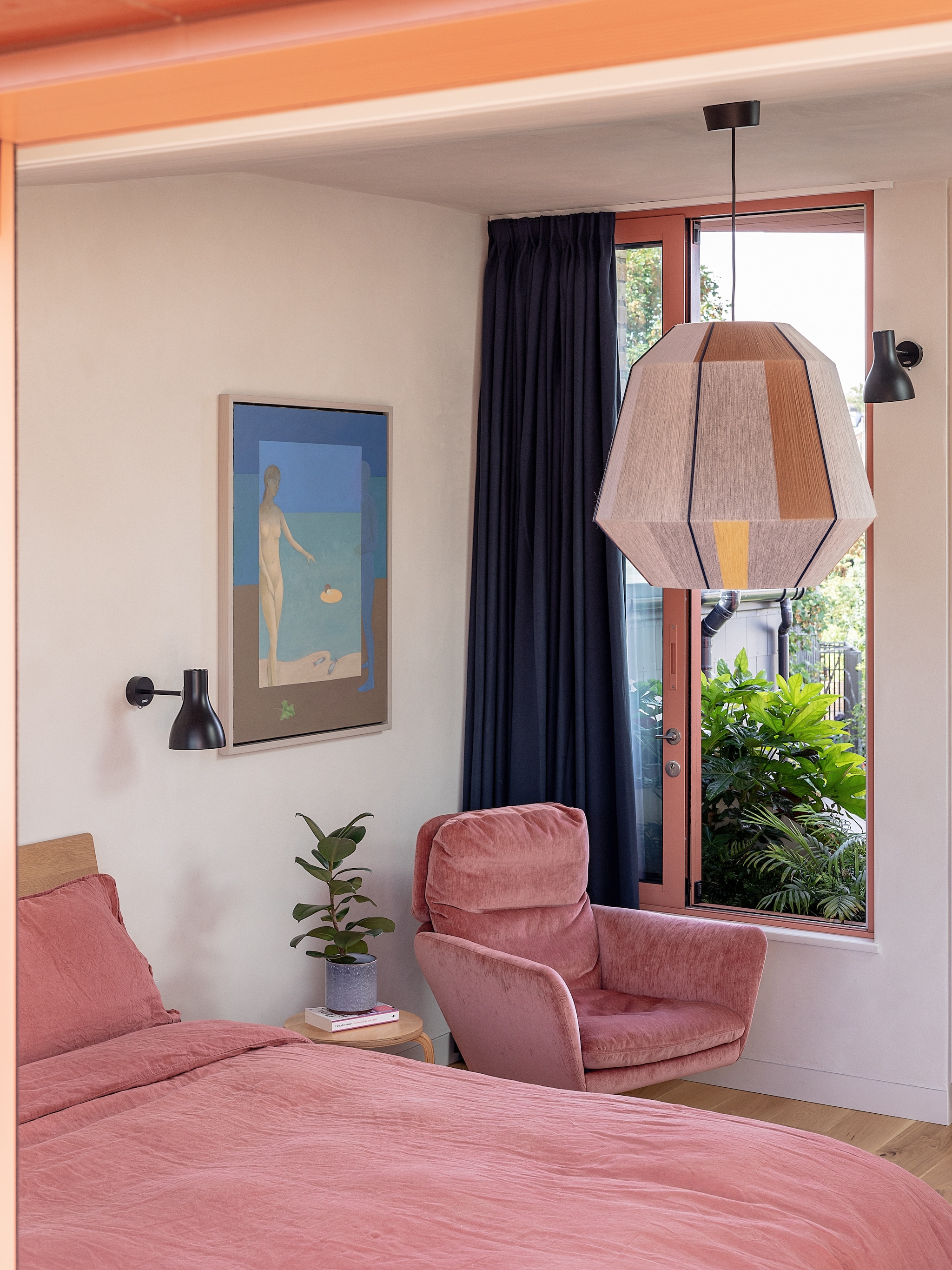 Stoel Adventures in furniture. Kruk Ikea. Dekbedovertrek The Conran Shop. Schilderij David Tindle. Lampenkap Bonbon van Hay. vtwonen 02-2026 | fotografie Taran Wilkhu | productie Living Inside