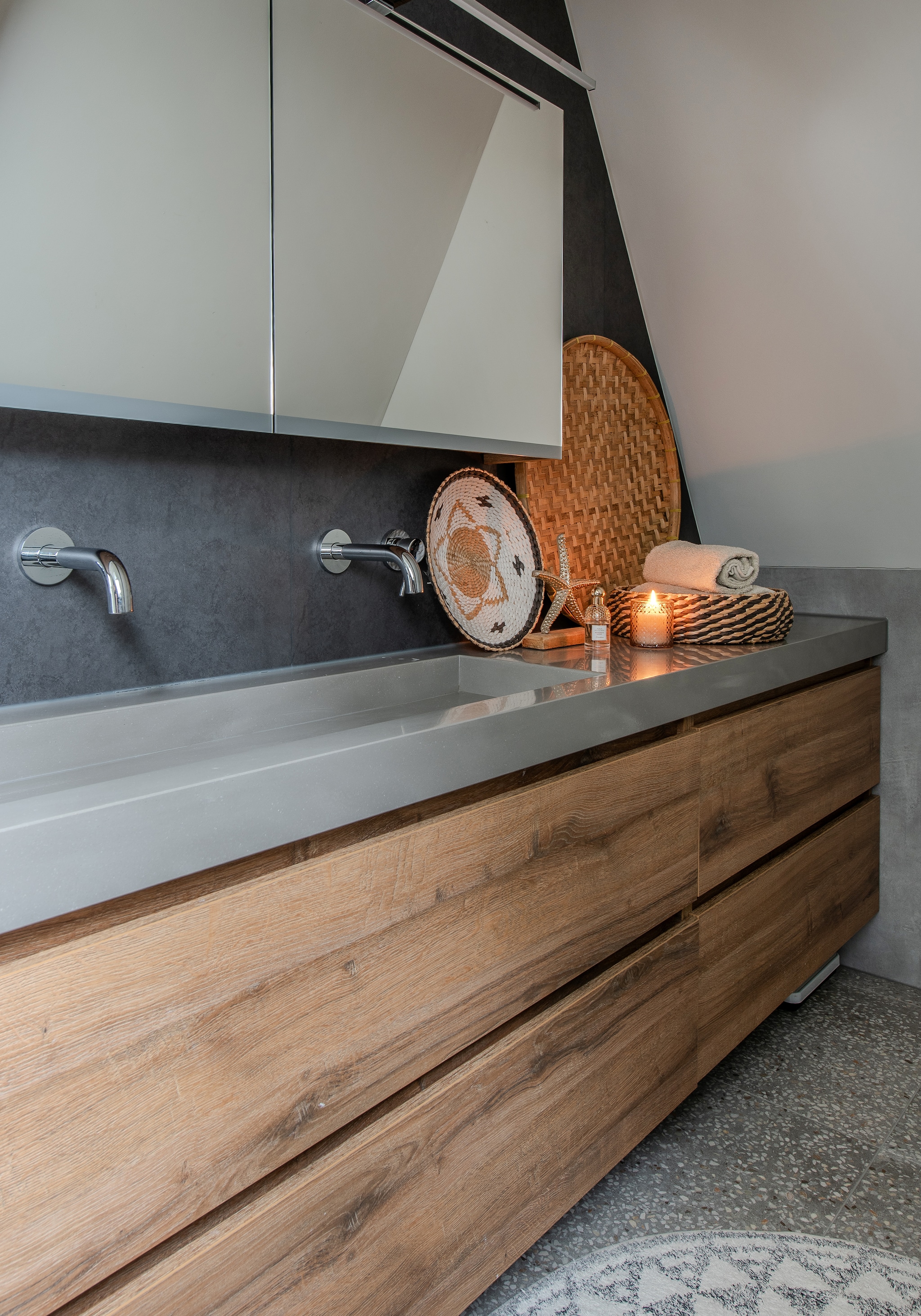 Badkamermeubel Sanidrõme Klok. Badmat HKliving. vtwonen 02-2026 | styling Peet Styling | fotografie Joyce Vloet