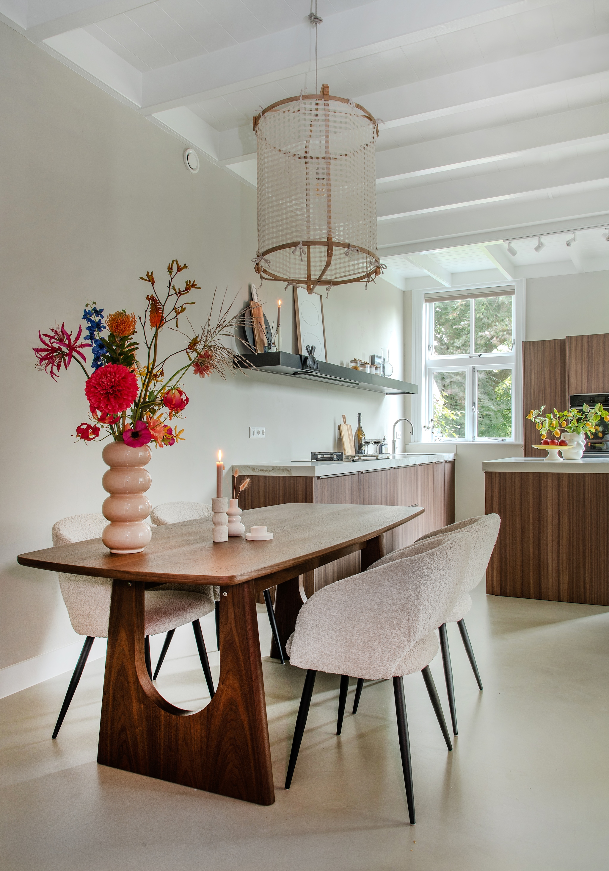 Stoelen en tafel Leen Bakker. Kunstbloemen De Bloementuin Meppel. Raambekleding Veneta. Gietvloer Vloertechniek Hoogeveen. vtwonen 02-2026 | styling Peet Styling | fotografie Joyce Vloet