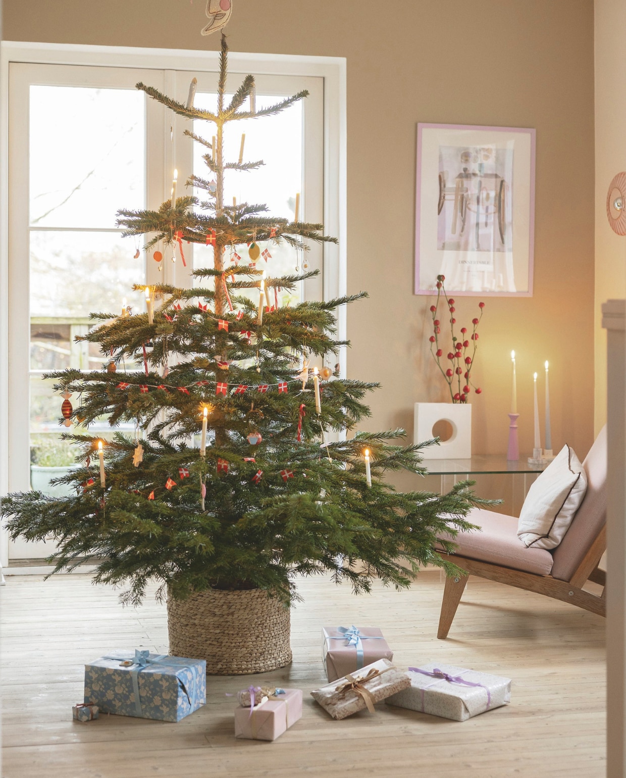 Muurkleur Observe van Jotun. Fauteuil Ge 375 van Hans J. Wegner. Vaas gevonden op vlooienmarkt. Poster Lotte Neupart. vtwonen 11-2025 | fotografie Elisabeth Dahlberg  | tekstbewerking Ina Babbé