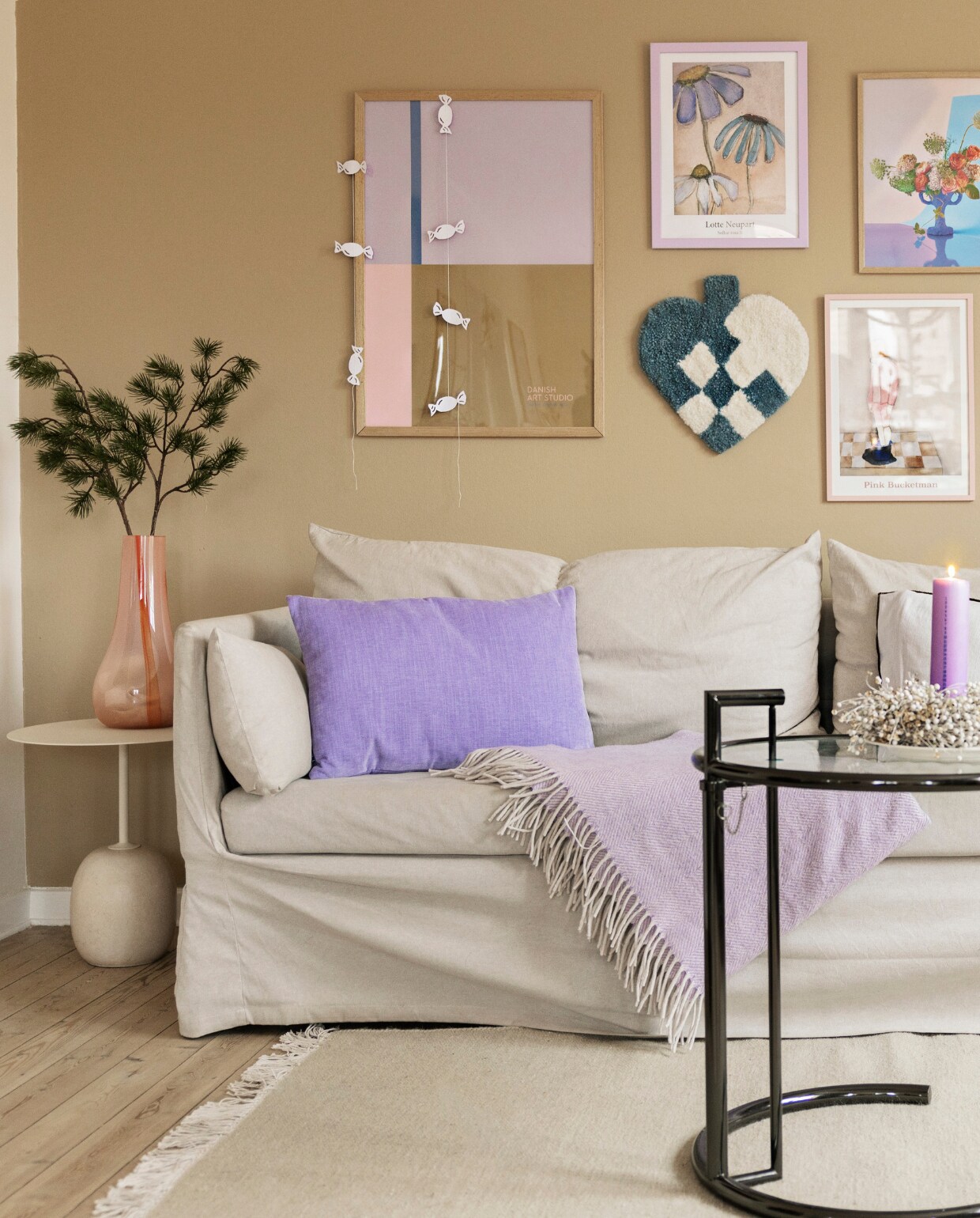 Muurkleur Observe van Jotun. Bank Ikea. Fauteuil Ilva. Paars kussen Mette Ditmer. Bijzettafel gevonden op vlooienmarkt. Vaas Kodanska. Getuft hart zelfgemaakt. Meeste posters ontworpen door Lotte Neupart via Arthus. Bloemenprint Paper Collective. Vogelprint Dare to Dream Prints. vtwonen 11-2025 | fotografie Elisabeth Dahlberg