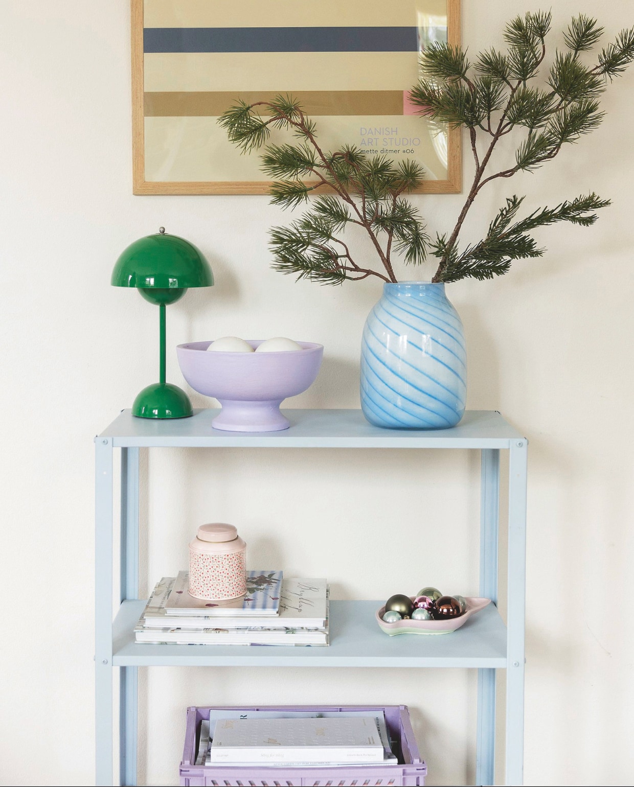 Rek Hyllis van Ikea, geschilderd in zachtblauw. Tafellamp Flowerpot van &Tradition. Vaas Jysk. vtwonen 11-2025 | fotografie Elisabeth Dahlberg