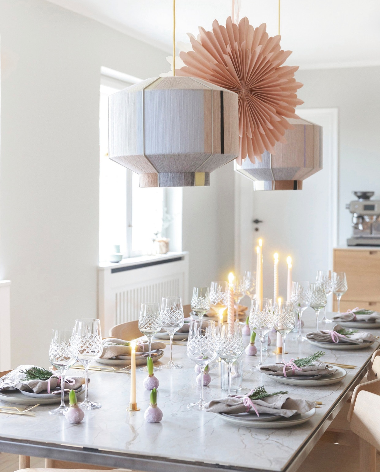 Eettafel Rn Design. Stoelen Takt. Hanglampen Bonbon van Hay. Gewaxte hyacinten zelfgemaakt. vtwonen 11-2025 | fotografie Elisabeth Dahlberg