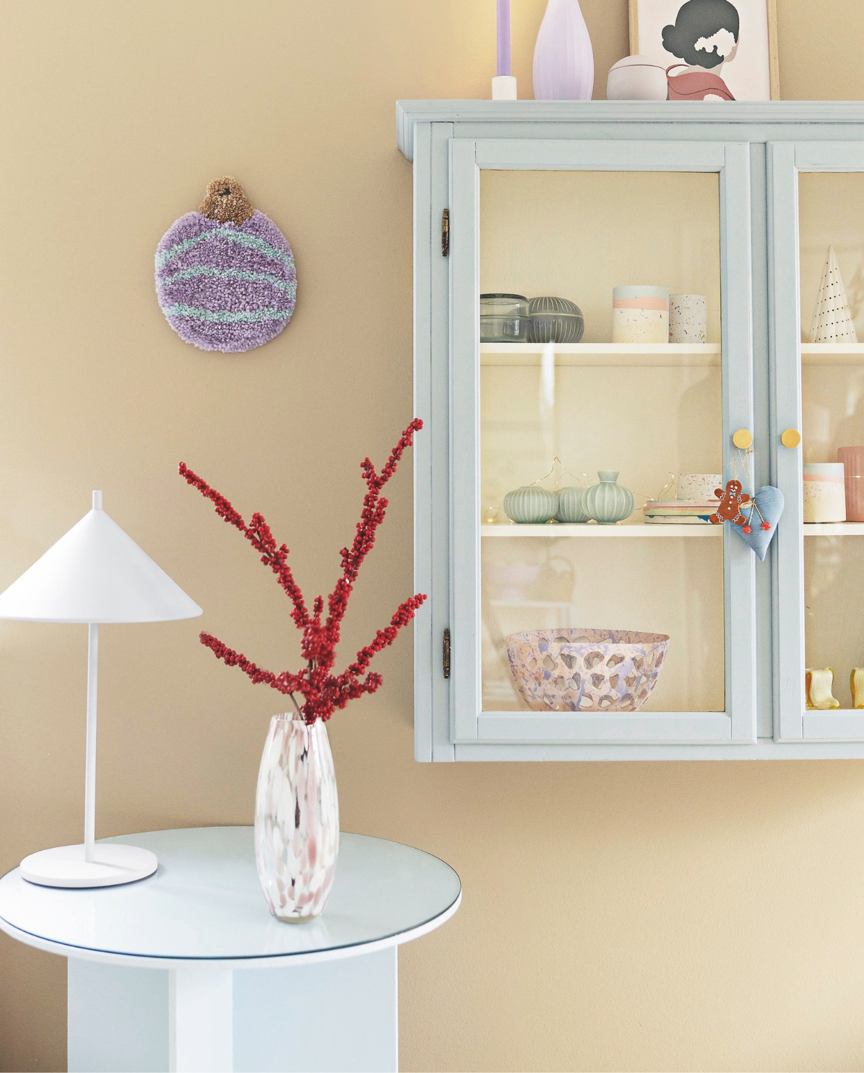 Kast tweedehands via Dba, Christina schilderde de buitenkant lichtblauw en de binnenkant wit. Tafellamp Metal Triangle van HKliving. Getufte kerstbal zelfgemaakt. vtwonen 11-2025 | fotografie Elisabeth Dahlberg