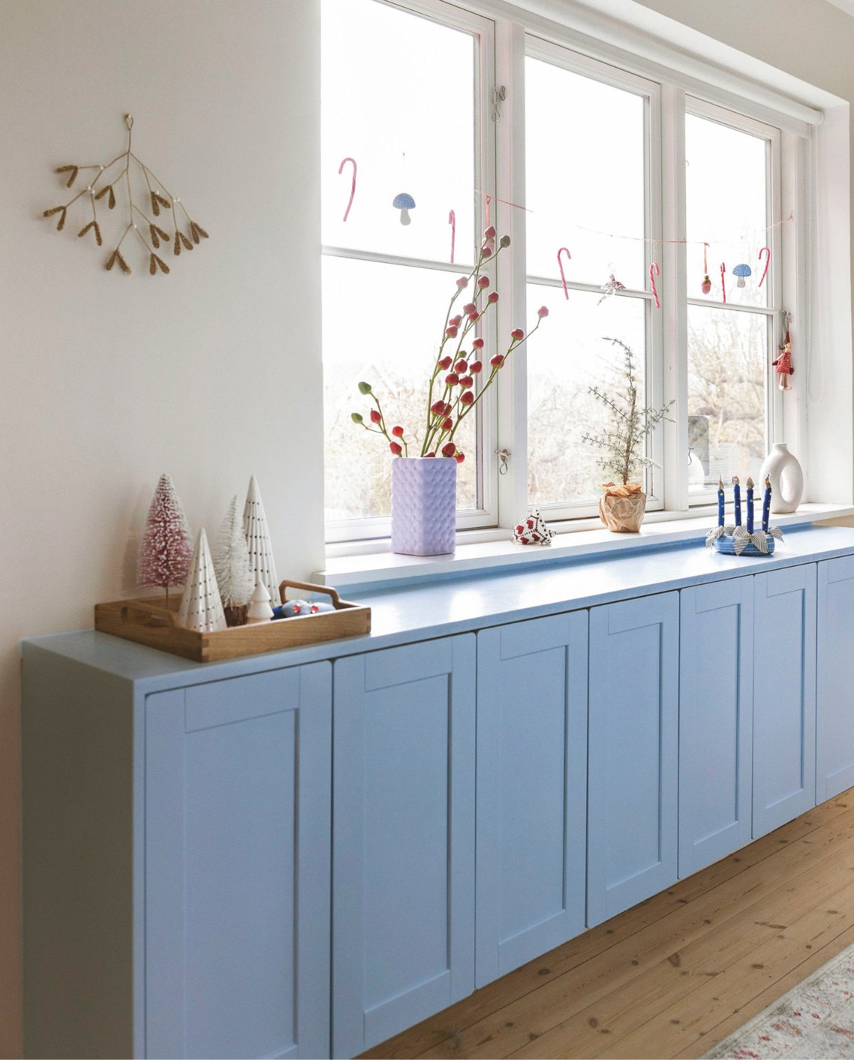 Kast Ikea, zelf geschilderd. Stoffen kaarskrans gemaakt door Lisbeth Beck Mortensen. vtwonen 11-2025 | fotografie Elisabeth Dahlberg