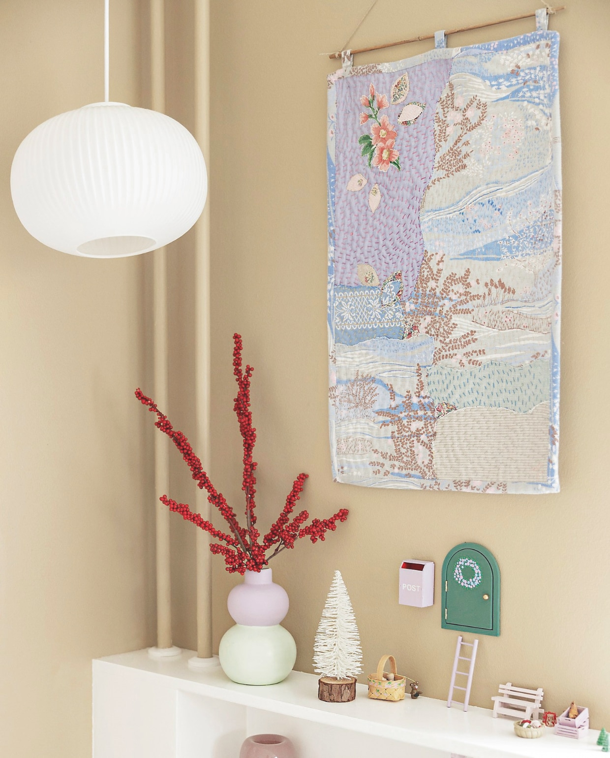 Met kerst wordt de nisin de op maat gemaakte radiatorombouw een speelse plek voor de familie van Nisse, een mythische Deense kerstkabouter. Muurkleur Observe van Jotun. Quilt aan de wand Marie Høi-Hansen. vtwonen 11-2025 | fotografie Elisabeth Dahlberg