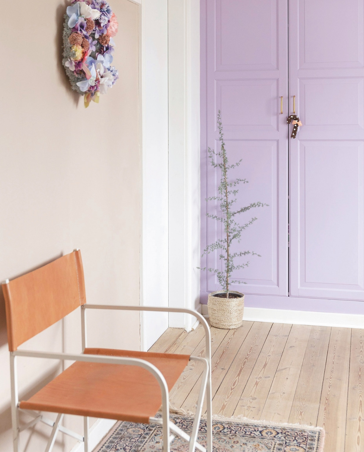 Inbouwkasten gemaakt met Pax-kasten van Ikea, geschilderd in Violet Dreams van Jotun. Stoel Make Nordic. Bloemenkrans Flowerism Studio. vtwonen 11-2025 | fotografie Elisabeth Dahlberg