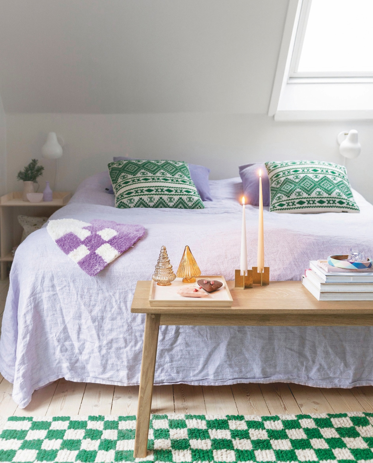 Muurkleur Silke van Jotun Lady. Gordijnen Ikea. Sprei Ellos. Bankje Kath & Andersen. vtwonen 11-2025 | fotografie Elisabeth Dahlberg