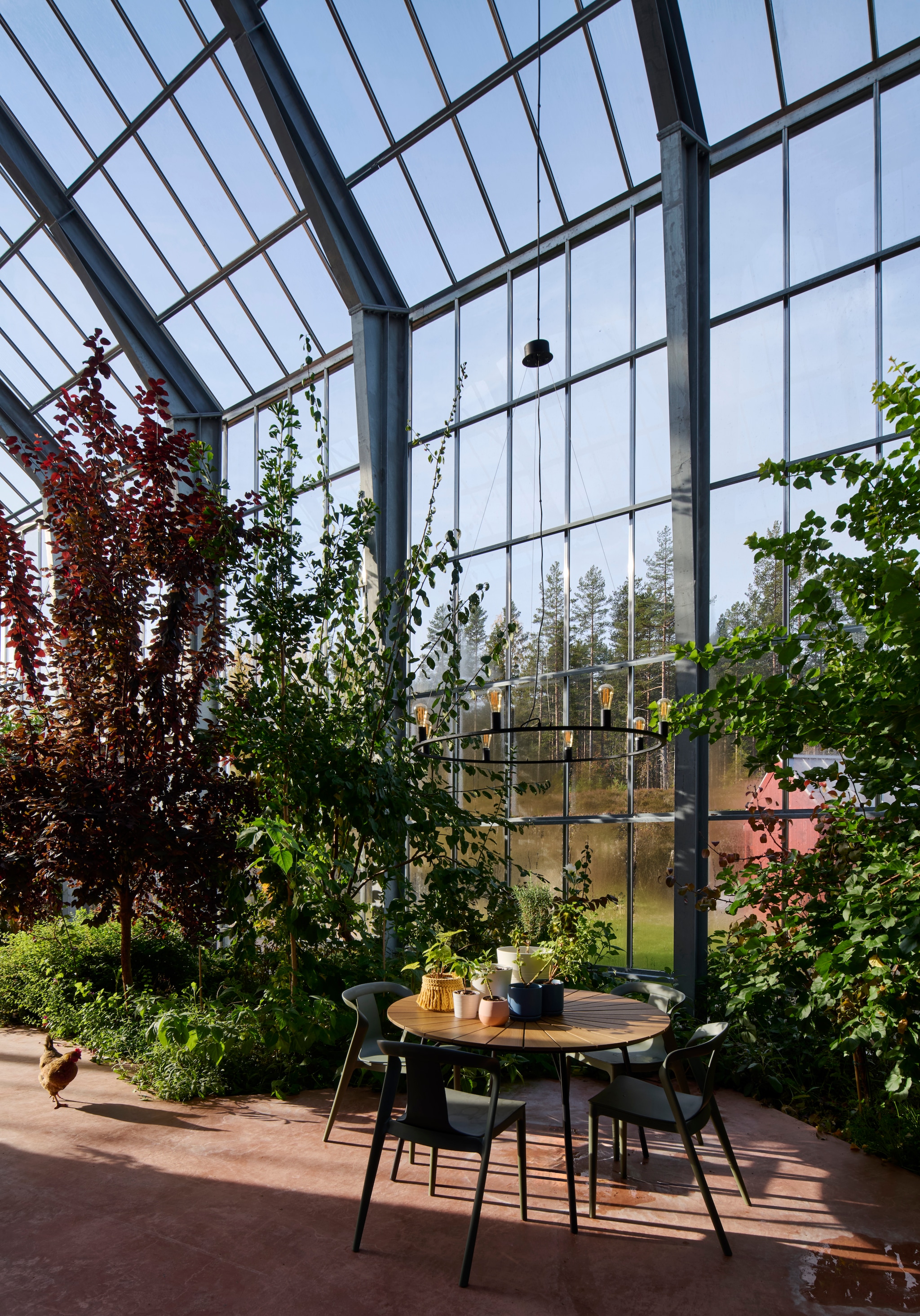 Soortgelijke ontbijttafel Gigi van Central Park. Soortgelijke stoelen Houe Nami. Soortgelijke hanglamp The Home Depot.  vtwonen 03-2026 | fotografie Richard Powers | productie Living Inside