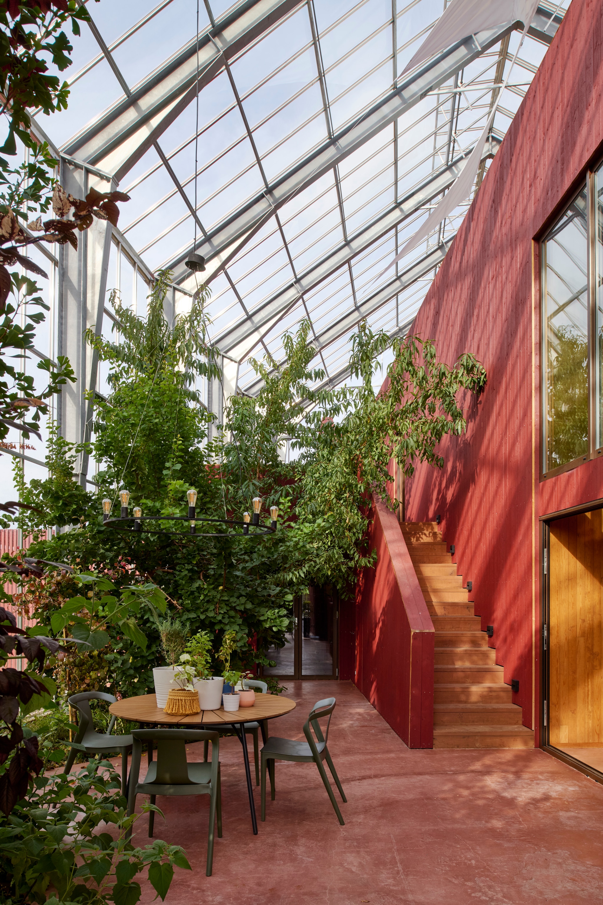 Soortgelijke ontbijttafel Gigi van Central Park. Soortgelijke stoelen Houe Nami. Soortgelijke hanglamp The Home Depot.  vtwonen 03-2026 | fotografie Richard Powers | productie Living Inside