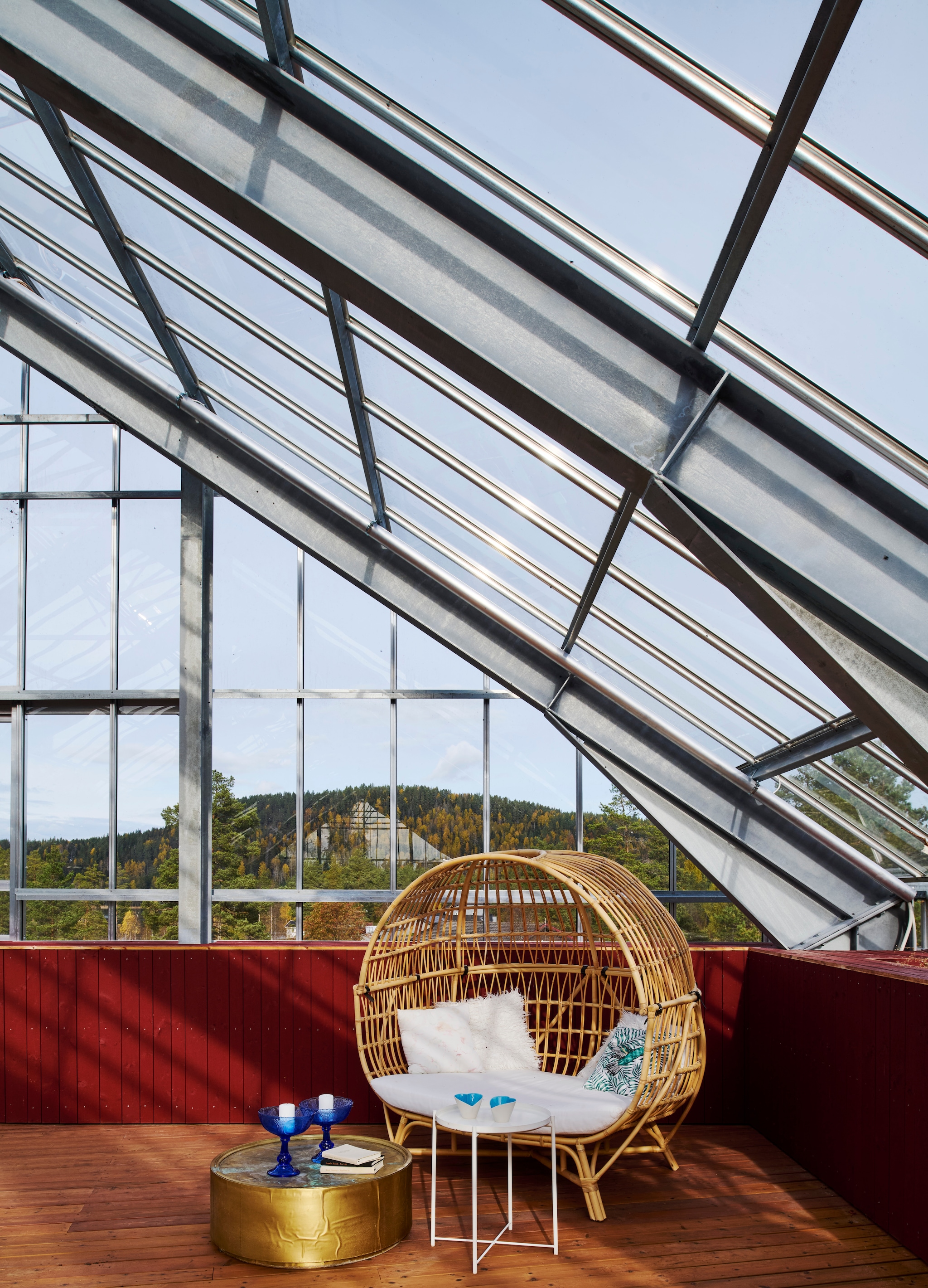 Loungestoel en goudkleurge tafel Jotex. Soortgelijke bijzettafel Ikea.  vtwonen 03-2026 | fotografie Richard Powers | productie Living Inside