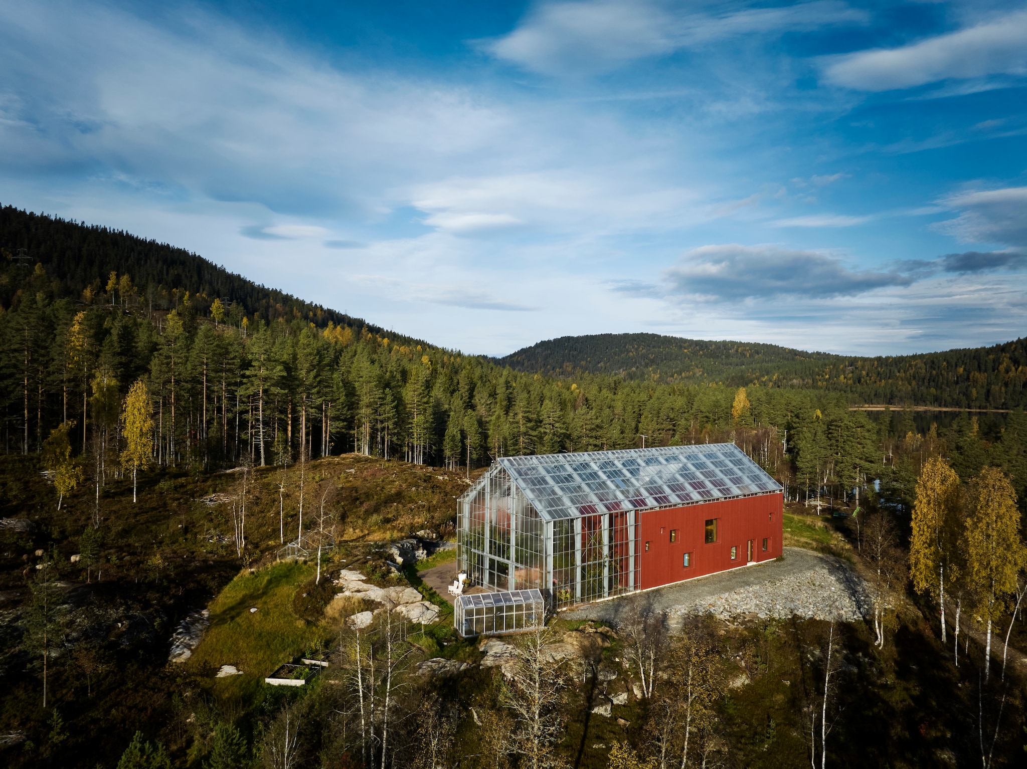 Naast de kas ligt een moestuin met groenten en bloemen.  vtwonen 03-2026 | fotografie Richard Powers | productie Living Inside