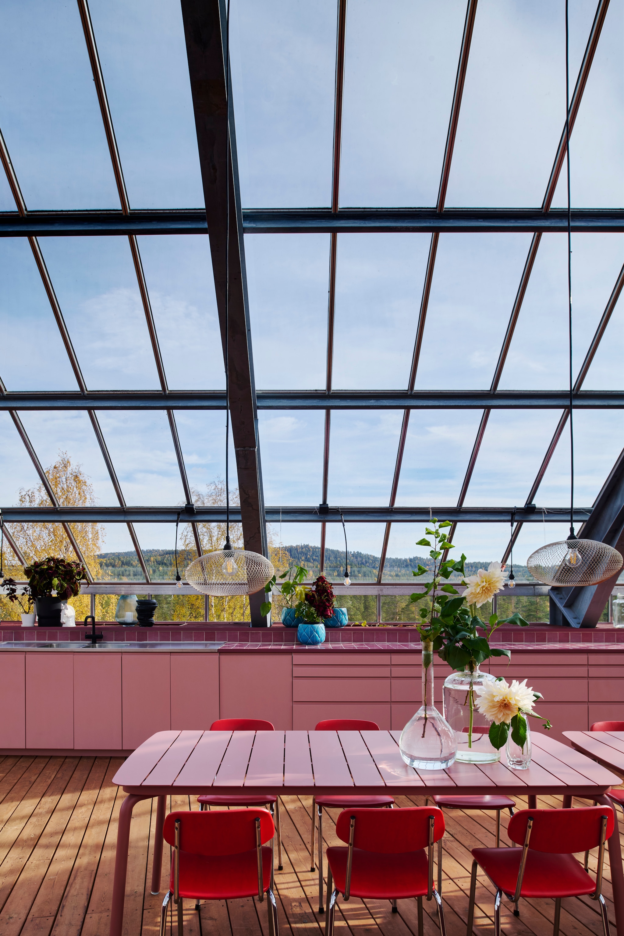 Tafels Jotex. Stoelen Alni Møbler. Soortgelijke hanglamp Loftlamp.  vtwonen 03-2026 | fotografie Richard Powers | productie Living Inside