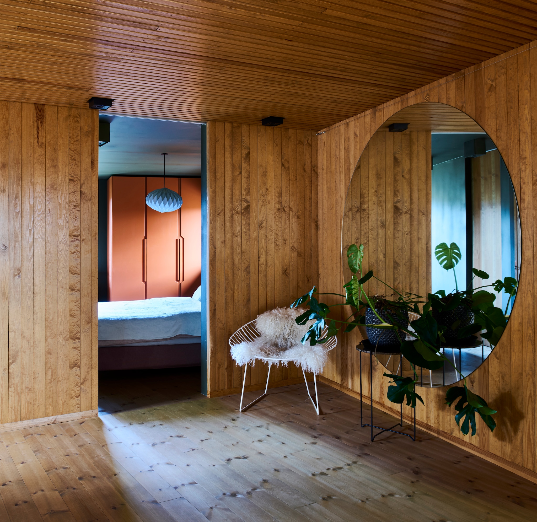 Soortgelijke spiegel Nordic Style. Stoel Arper. Soortgelijke lamp Nordic Nest.  vtwonen 03-2026 | fotografie Richard Powers | productie Living Inside