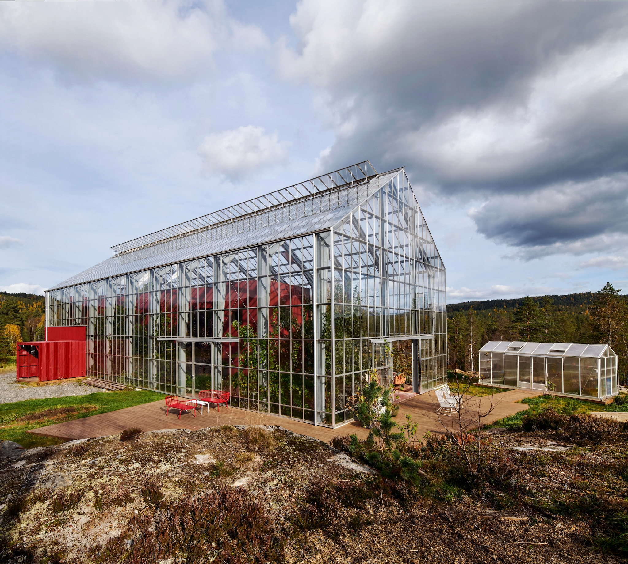 Naast de kas ligt een moestuin met groenten en bloemen.  vtwonen 03-2026 | fotografie Richard Powers | productie Living Inside
