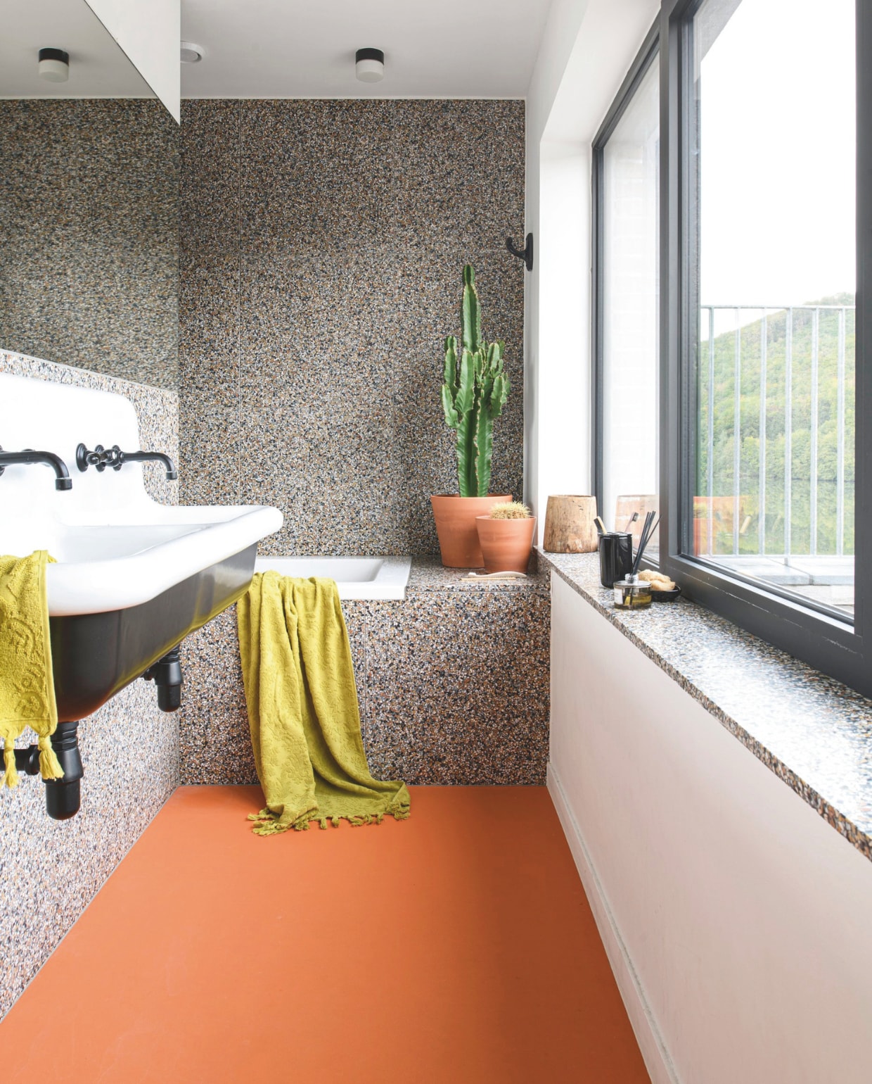 Bad op maat laten maken. Terrazzo tegels uit Italië, via aannemer. Soortgelijk wasmeubel Klassiek Sanitair. Handdoeken, plafondlamp, tandenborstelhouder en kledinghaak Zangra. Vloer Carpetright. vtwonen 12-2025 | styling Marit Saladini | fotografie Louis Lemaire