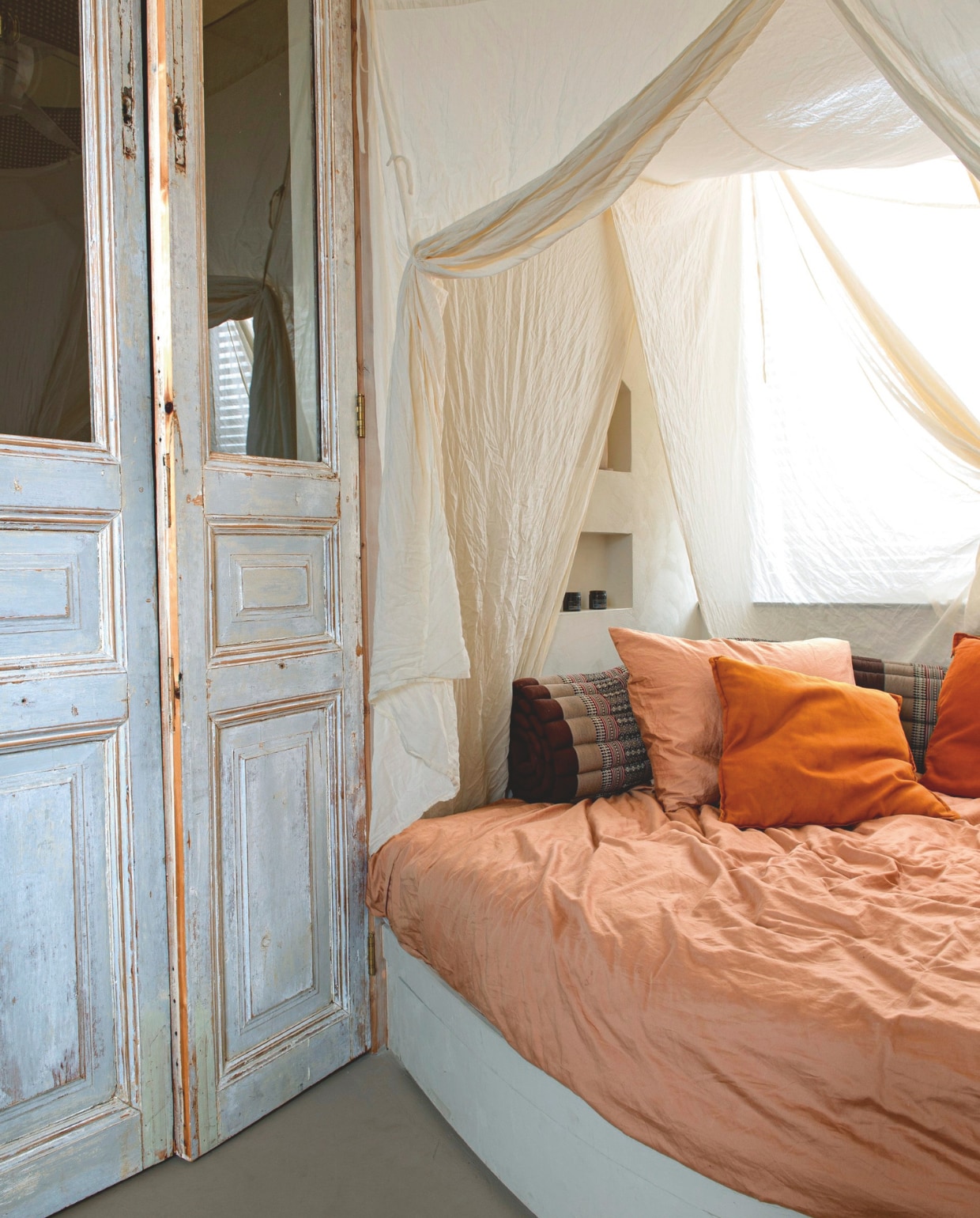 Kastdeuren Burbri Antiek. Bed maatwerk Bjorn Maakt Het. Beddengoed en kussens Yumeko. Hemel Numero74. vtwonen 12-2025 | styling Annemieke Paarlberg | fotografie Caroline Coehorst | tekst Ina Babbé