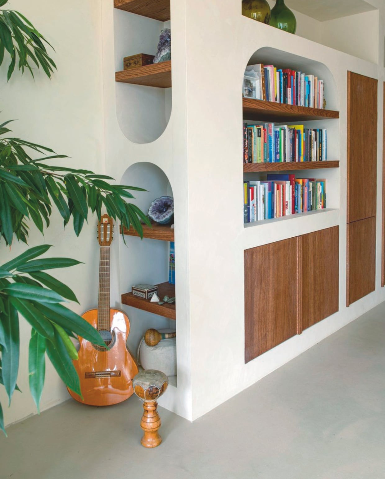 Kast zelf ontworpen en gemaakt door David Hansen Interieur. Gitaar en trommel tweedehands. vtwonen 12-2025 | styling Annemieke Paarlberg | fotografie Caroline Coehorst | tekst Ina Babbé