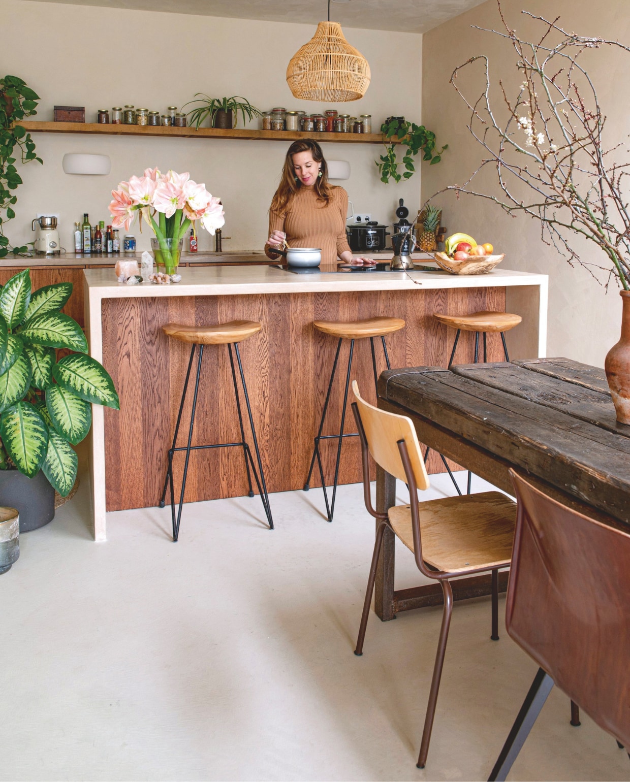 Verf wanden en plafond Mykonos, muur rechts Ibiza van We Are Wow Makers. Keuken David Hansen Interieur. Kwarts keukenblad Kleurstuc. Hanglamp Uma Cantik. vtwonen 12-2025 | styling Annemieke Paarlberg | fotografie Caroline Coehorst | tekst Ina Babbé