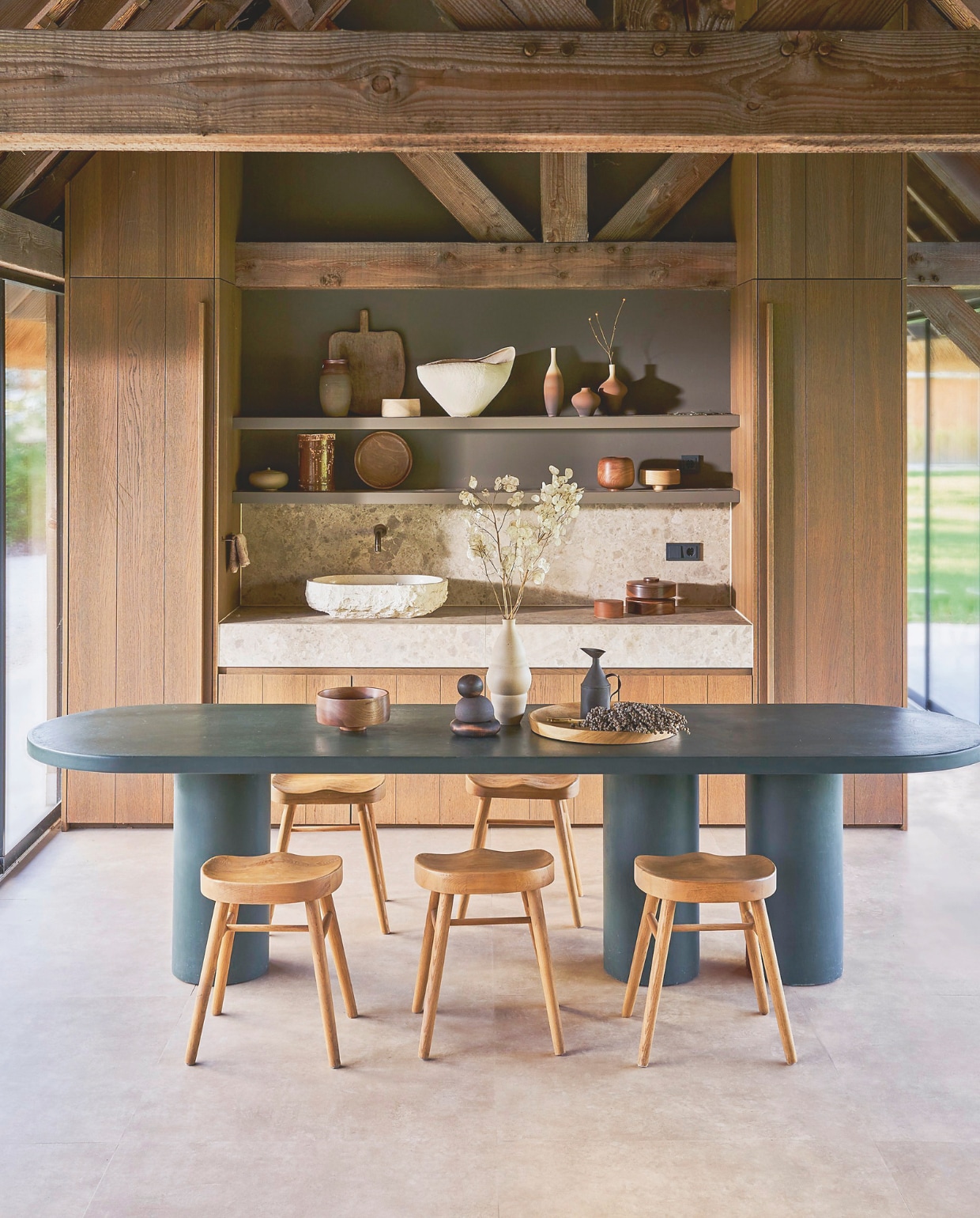 vtwonen pvc-vloer Basic, sand, 91,4x91,4 cm, dryback per m² € 42,95, of 91,4x45,7 cm, dryback per m² € 42,95, click per m² € 57,95.M.m.v. dewe-ceramics.com (keramieken pot met deksel, vazen kleurverloop bruin-crème, witte vaas), mergingmatter.nl (object gestapelde stenen), hethoutlokaal.shop (koekjespot Repeat, houten vaas, houten platte schaal op tafel), @nel_punt (houten schalen), zarahome.com (krukken, witte schaal). Overig privébezit. vtwonen 1-2026 | styling Cleo Scheulderman | fotografie Jeroen van der Spek