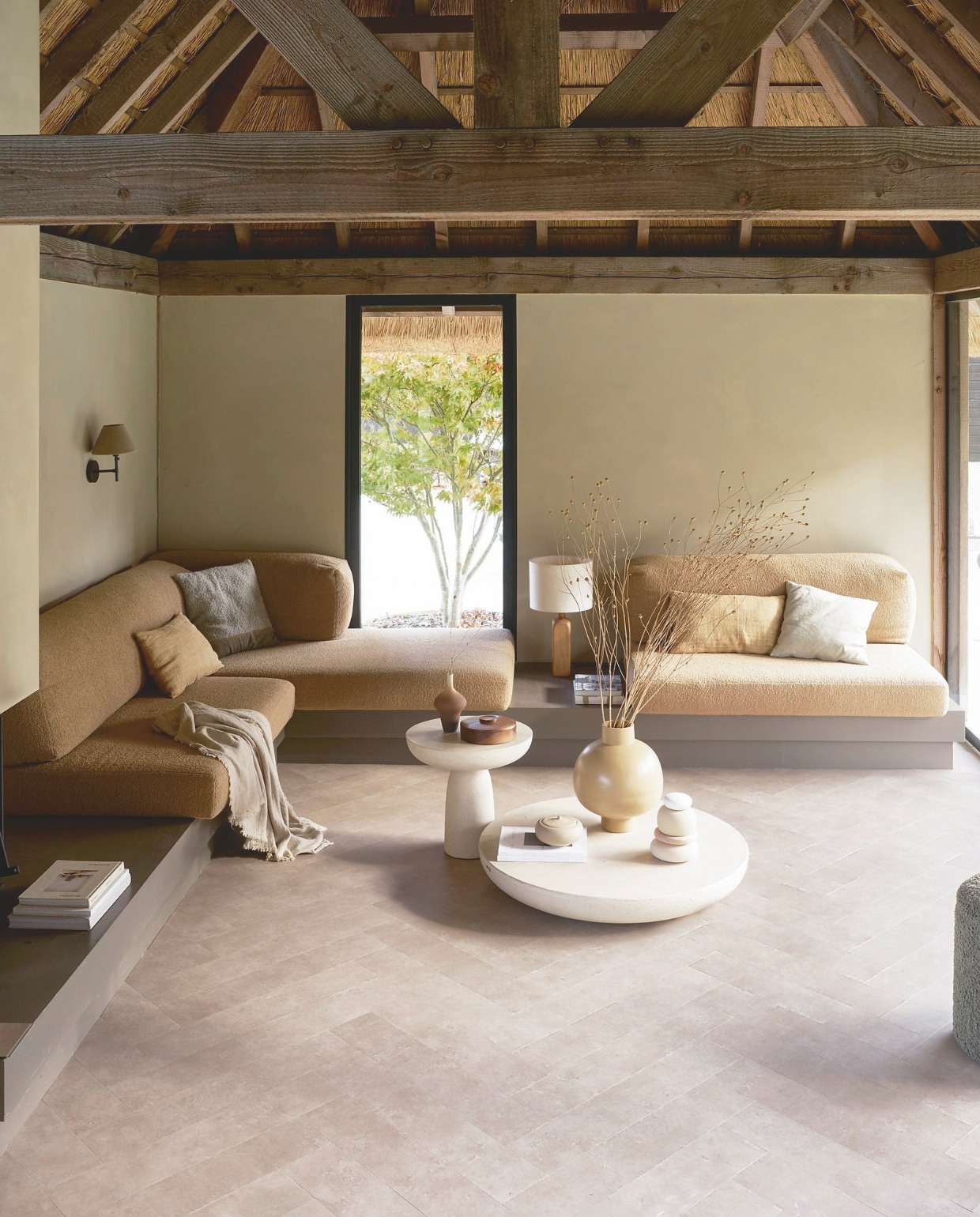 vtwonen pvc-vloer Herringbone, sand, 76,5x15,3 cm, dryback per m² € 44,95.M.m.v. urbannatureculture.com (gele vaas), dewe-ceramics.com (pot met deksel, vaas kleurverloop bruin-crème), mergingmatter.nl (object gestapelde stenen), hethoutlokaal.shop (houten koekjespot Repeat). Overig  privébezit. vtwonen 1-2026 | styling Cleo Scheulderman | fotografie Jeroen van der Spek