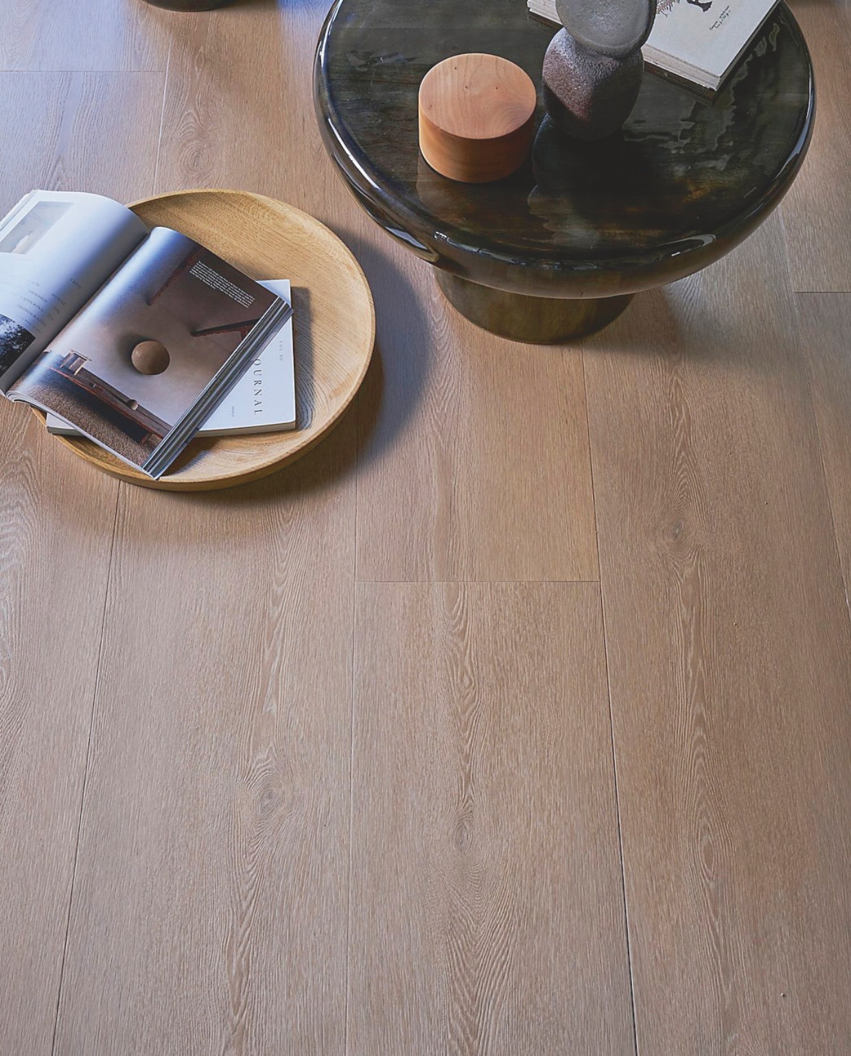 vtwonen pvc-vloer Wide Board, warm natural, 152,5x30,5 cm, dryback per m²  € 44,95, click per m² € 57,95.M.m.v. dutchbone.com (bijzettafel), hethoutlokaal.shop (schaal), @nel_punt (handgedraaid houten doosje), marjokedeheer.com (keramieken object). Overig privébezit. vtwonen 1-2026 | styling Cleo Scheulderman | fotografie Jeroen van der Spek