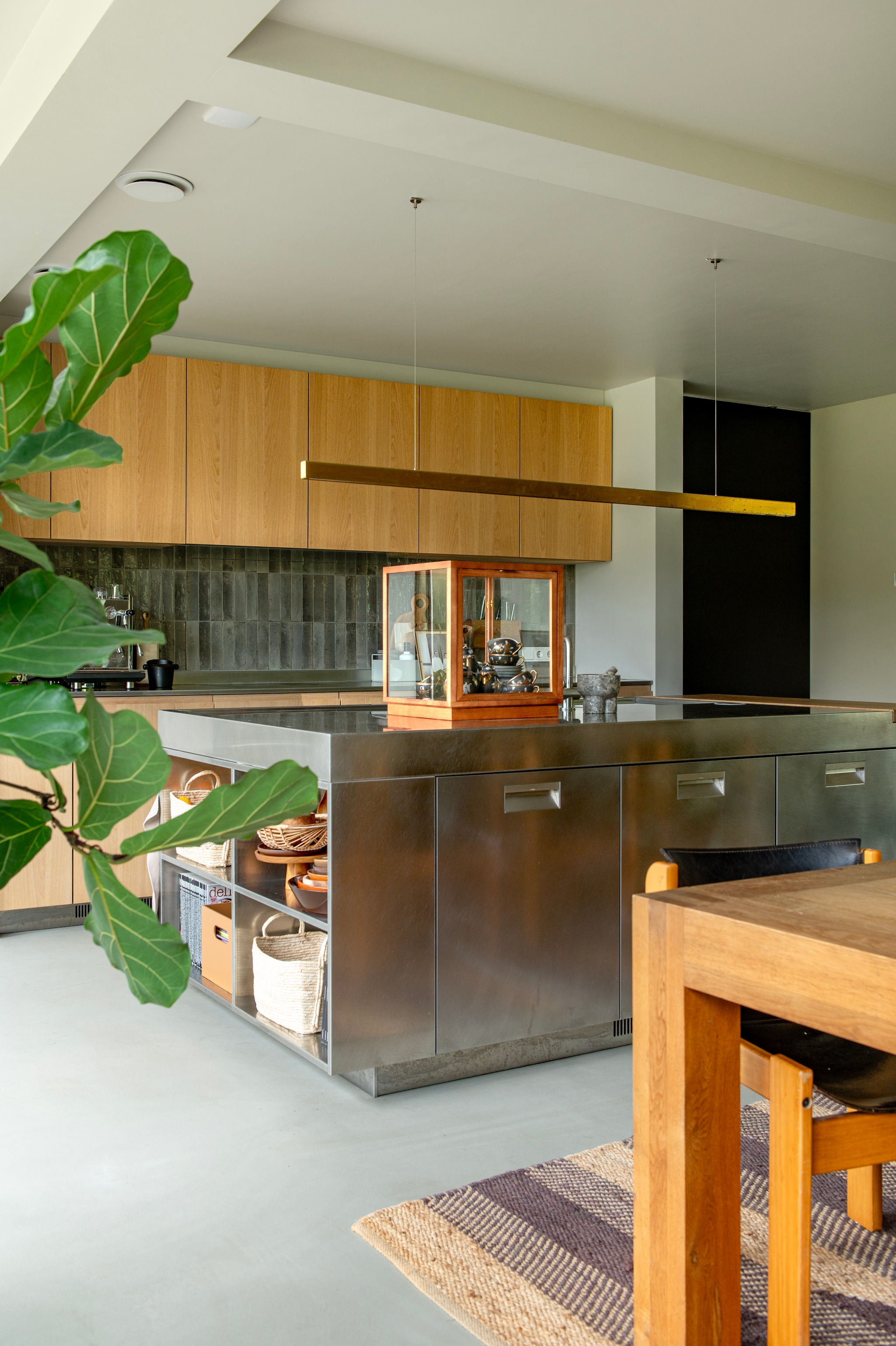 Keuken Arclinea. Hanglamp I-model van Anour. VitrinekastFerm Living. Wandtegels Lume van Marazzi. vtwonen 04-2026 | styling Jeske Weel | fotografie Caroline Coehorst