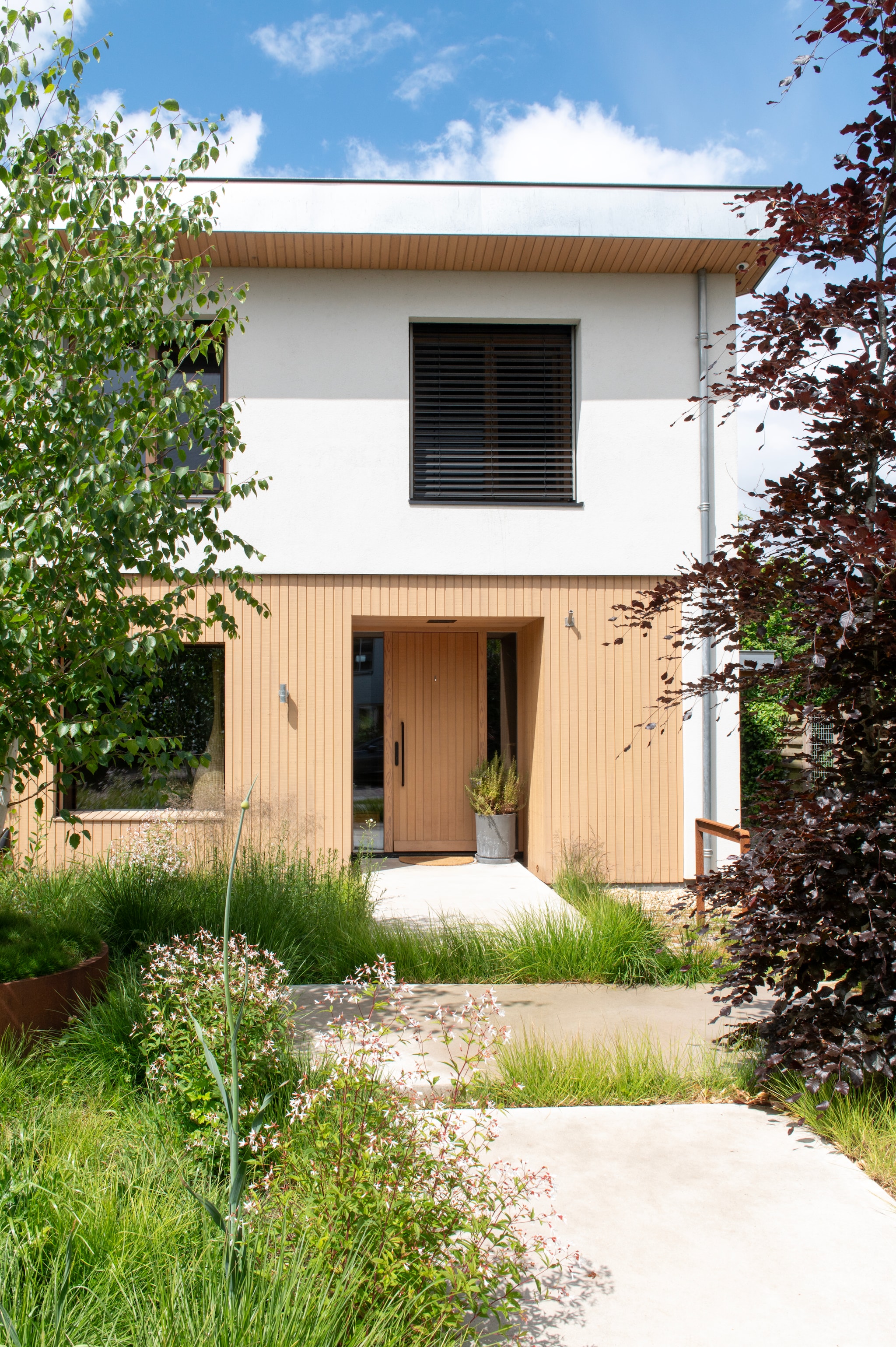 Soortgelijke buitenjaloeziën Luxaflex. vtwonen 04-2026 | styling Jeske Weel | fotografie Caroline Coehorst