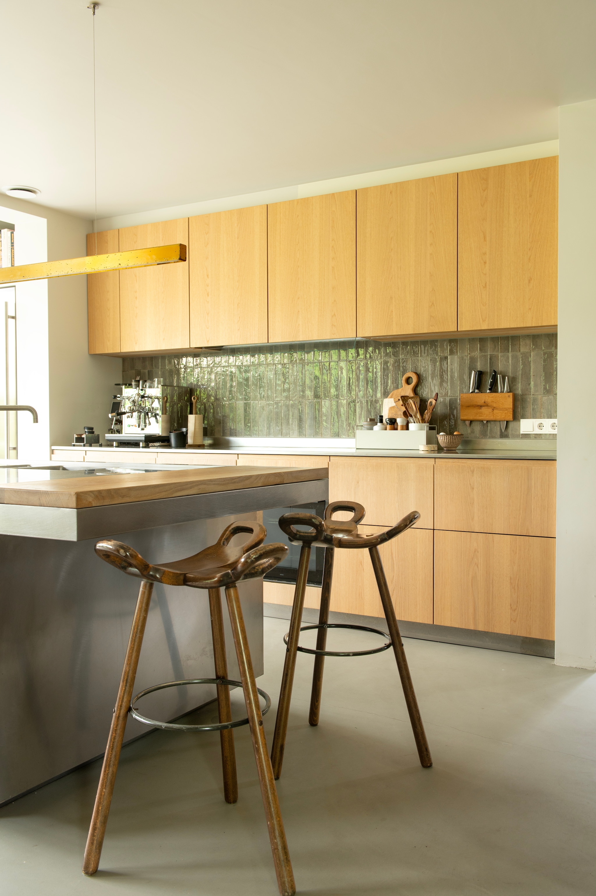 Barkrukken Marbella van Sergio Rodrigues. vtwonen 04-2026 | styling Jeske Weel | fotografie Caroline Coehorst