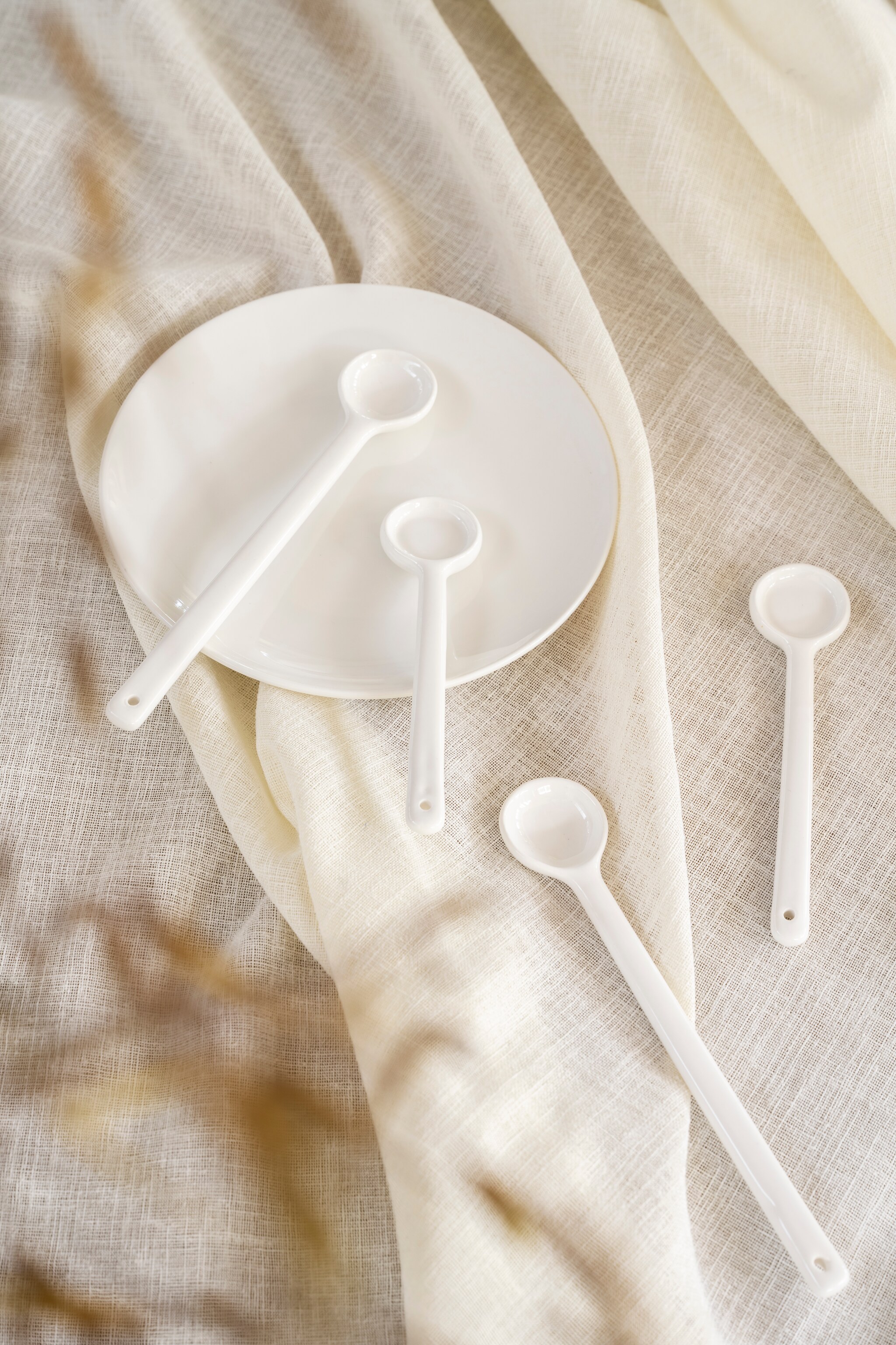 vtwonen lepels wit, porselein, in diverse formaten, set van 6 vanaf € 16,95. vtwonen 04-2026 | styling Sanne Ketelaar | fotografie Stan Koolen