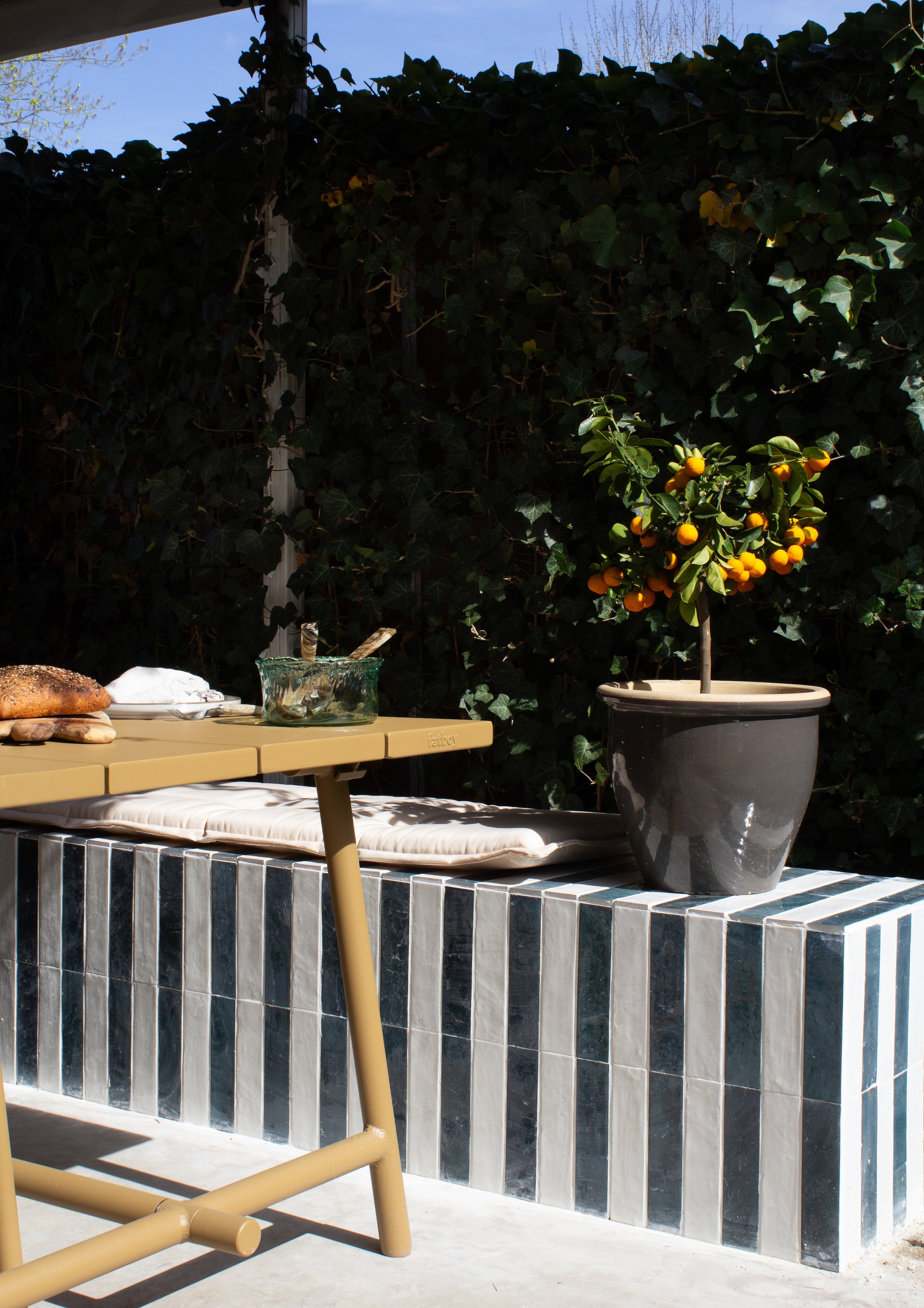 Tuinset Fatboy. Kussens bank Tuinkussenshop.nl. Bamboe rolgordijnen Color & Co. Bloempot, schalen en karaf tweedehands. vtwonen tuinspecial 01-2026 | uitvoering, styling en fotografie Valerie Paas