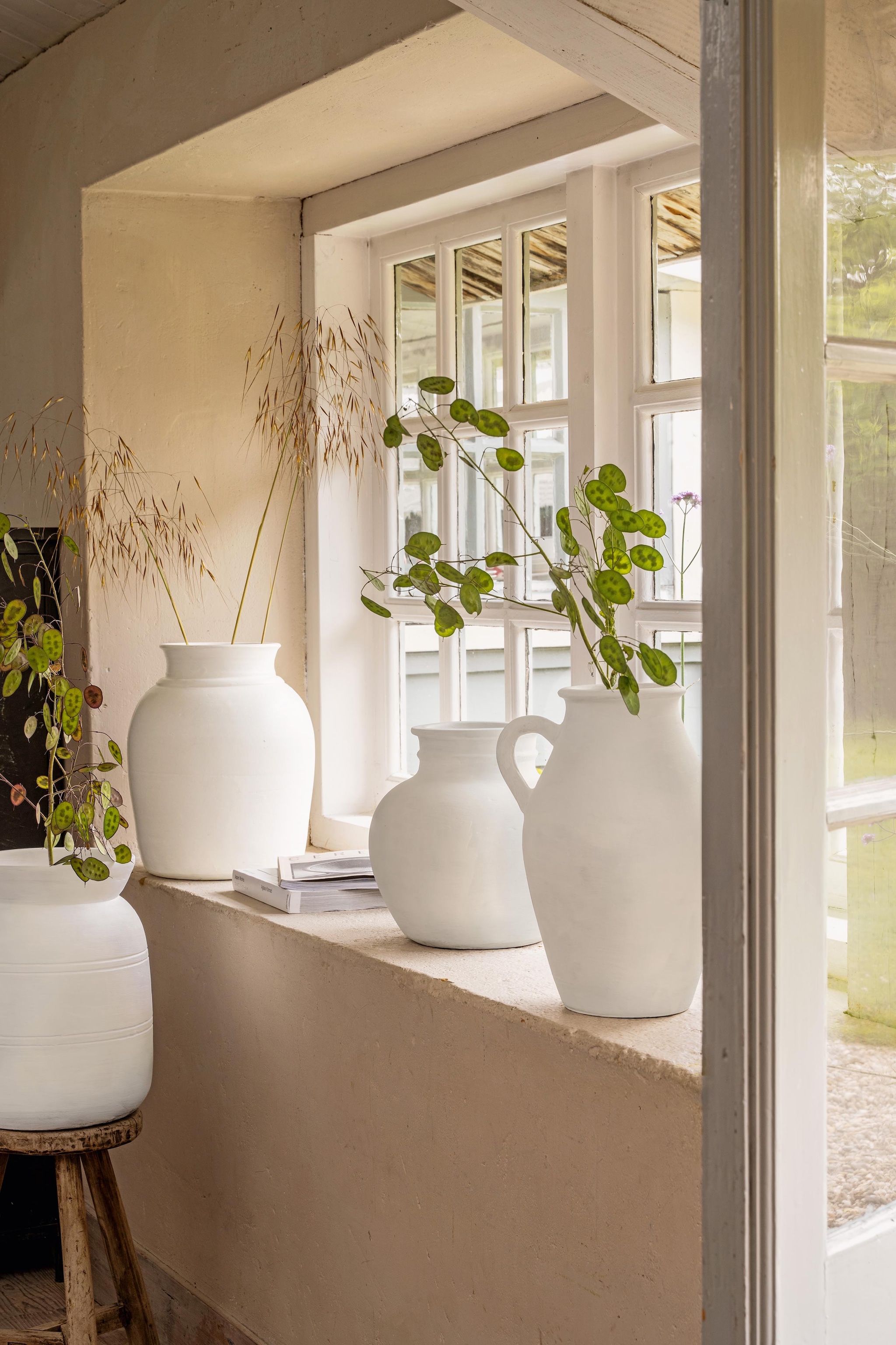 vtwonen vaas, terracotta, wit, 27x35 cm (Øxh) € 89,95, vtwonen vaas, terracotta, wit, 30x35 cm (Øxh) € 89,95, vtwonen vaas, terracotta, wit, 28x28 cm (Øxh) € 89,95, vtwonen vaas, terracotta, wit, 24x36 cm (Øxh) € 89,95. vtwonen 04-2026 | styling Sanne Ketelaar | fotografie Stan Koolen