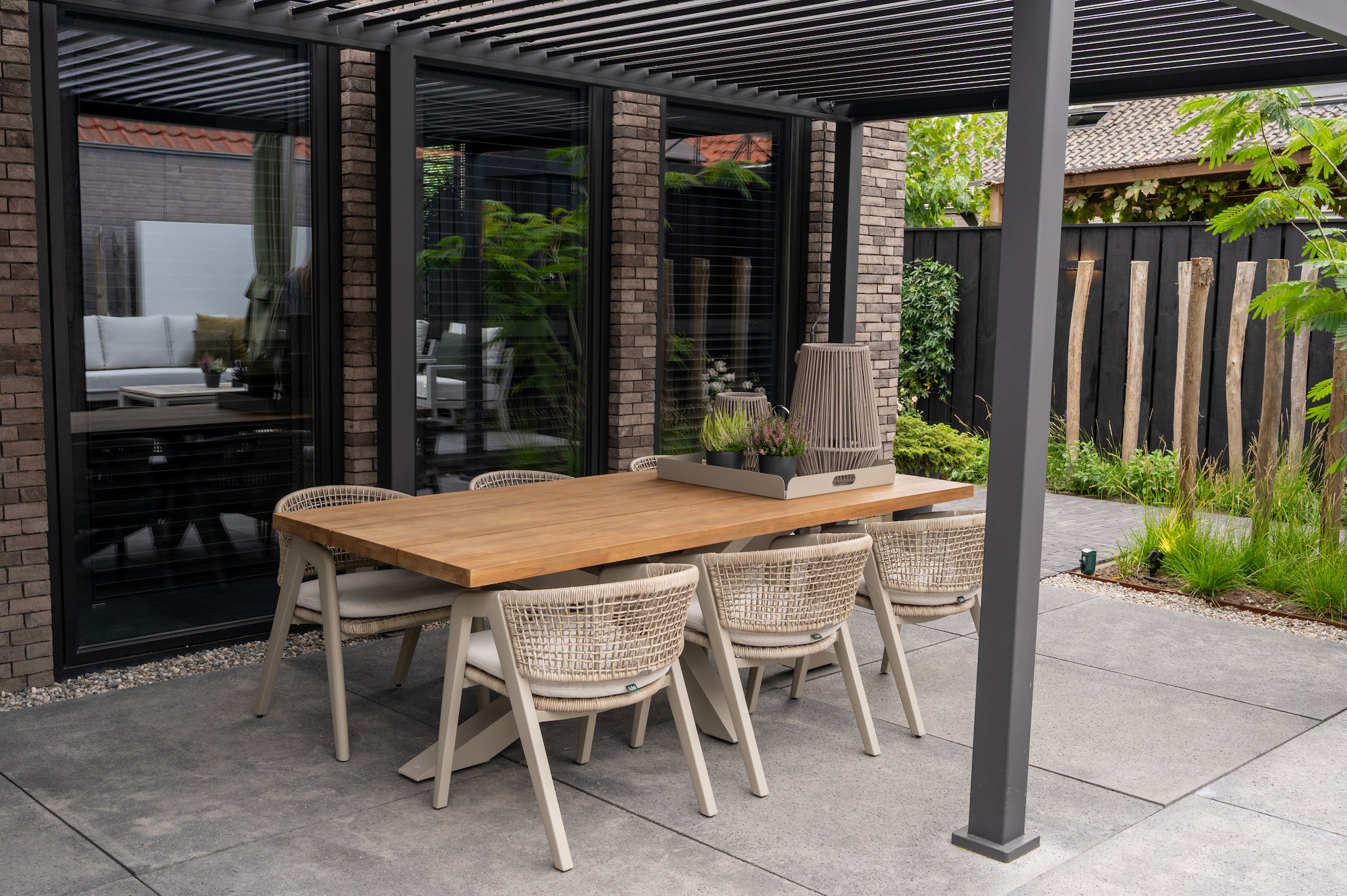 een tuin vol tegenstellingen strak ontwerp met zachte elementen