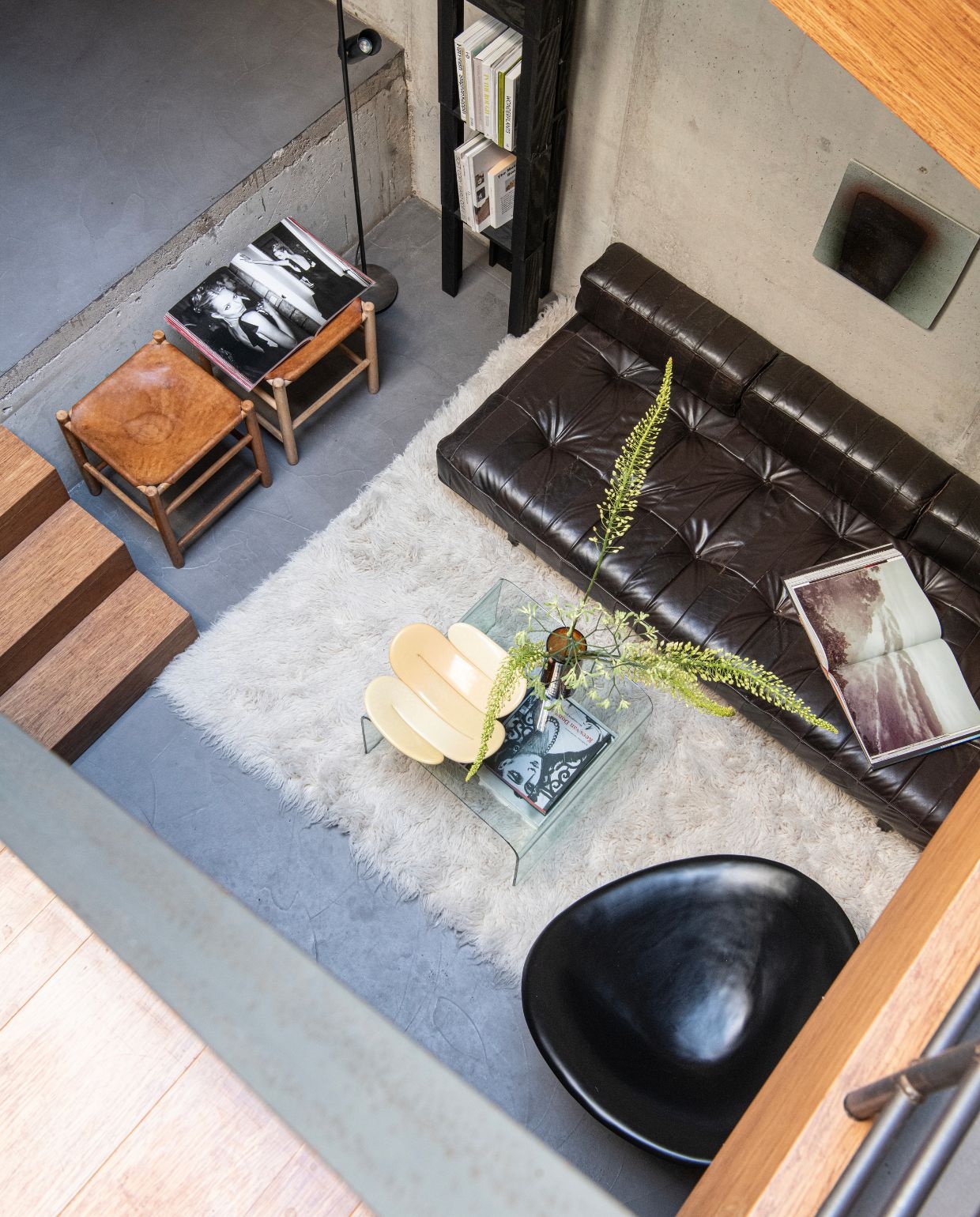 Vintage bank De Sede. Stoel Imperfetto Lab. Vloerkleed Ligne Roset. Tafel Fiam. Gele schaal Dirk van der Kooij. Vintage leren krukken Ate van Apeldoorn. Staande lamp Koen van Guijze voor Serax. Keramieken kunstwerk Wil van Blokland. vtwonen 03-2026 | styling Marit Saladini | fotografie Louis Lemaire