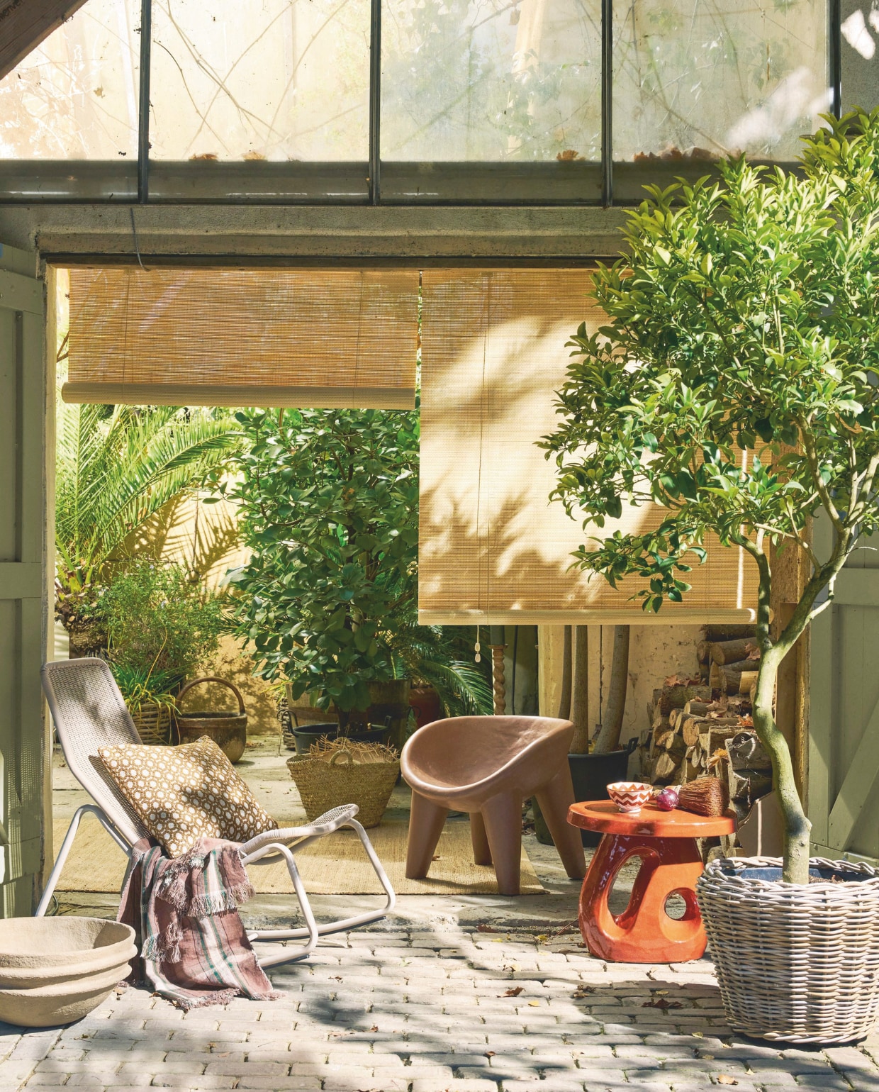 ’t Achterhuis plantenpot, rotan, vanaf € 217,80 (achterhuis.nl). HKliving vloerkleed, jute, naturel, 340x240 cm (lxb) € 329,-, Woood schommelstoel Tom, kunststof, zandkleur, 95x11x97cm (lxbxh) € 159,-, loungestoel Orio, vezelversterkt polymeer, roodbruin, 62x62x58 cm (lxbxh) € 549,- (shop.vtwonen.nl). Libeco doek Rowan pièce de Lin, linnen € 247,- (libecohomestores.eu). Serax bijzettafel Amé 10, aardewerk, oranje, 52x37x45 cm (lxbxh) € 295,-, grote schaal Earth, papier-maché, bruin€ 239,- (serax.com). Omar buitenkussen Odile, patroon, amandel, inclusief vulling € 145,- (omar-antwerp.be). Bamboebaas rolgordijnen Luca Naturel, bamboe, 160x80 cm (lxb) € 18,95 (bamboebaas.nl). Household Hardware mand, palmblad € 79,50, kom Fez, keramiek € 12,50 (householdhardware.nl). Overig privébezit. vtwonen 03-2026 | styling Cleo Scheulderman | fotografie Jeroen van der Spek