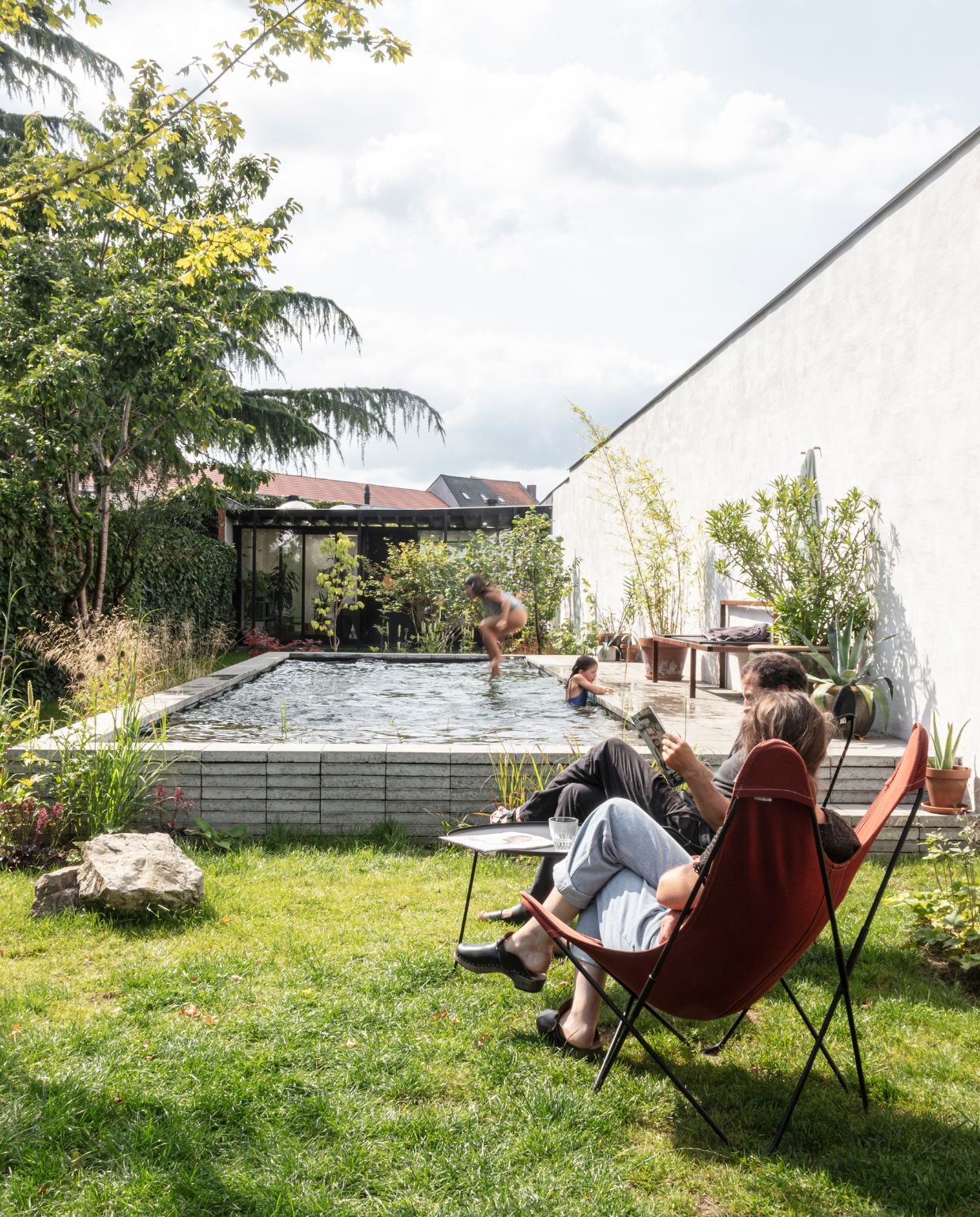 Stoel Aa Butterfly van Airborne. Tafel Cocotte van Fermob. vtwonen 03-2026 | fotografie Tim van de Velde