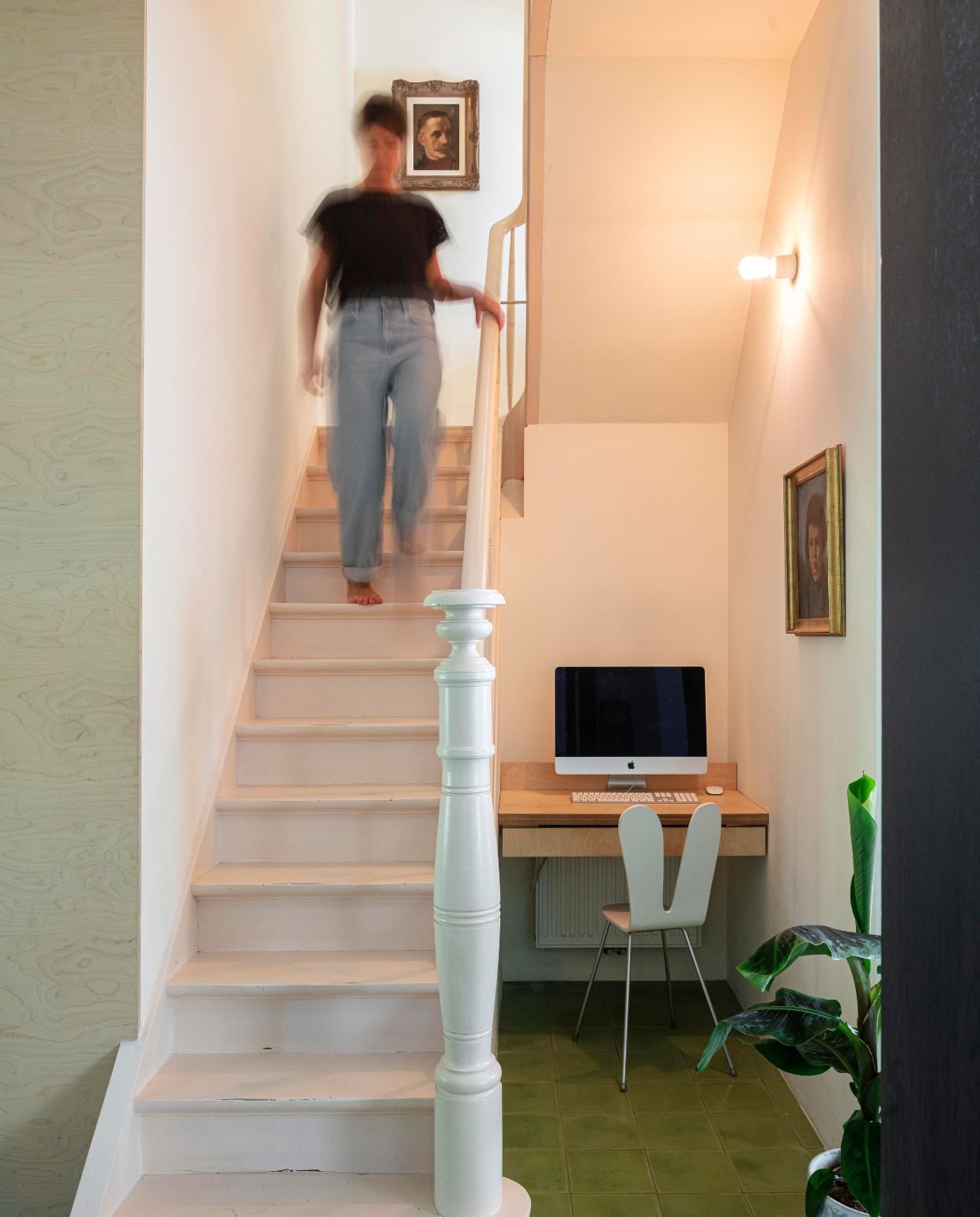 Trapkleur Pink Ground van Farrow & Ball. Stoel Rabbit Chair van Sanaa. Wandlamp Annie van Zangra. Kunstwerken Laurens Janda. vtwonen 03-2026 | fotografie Tim van de Velde