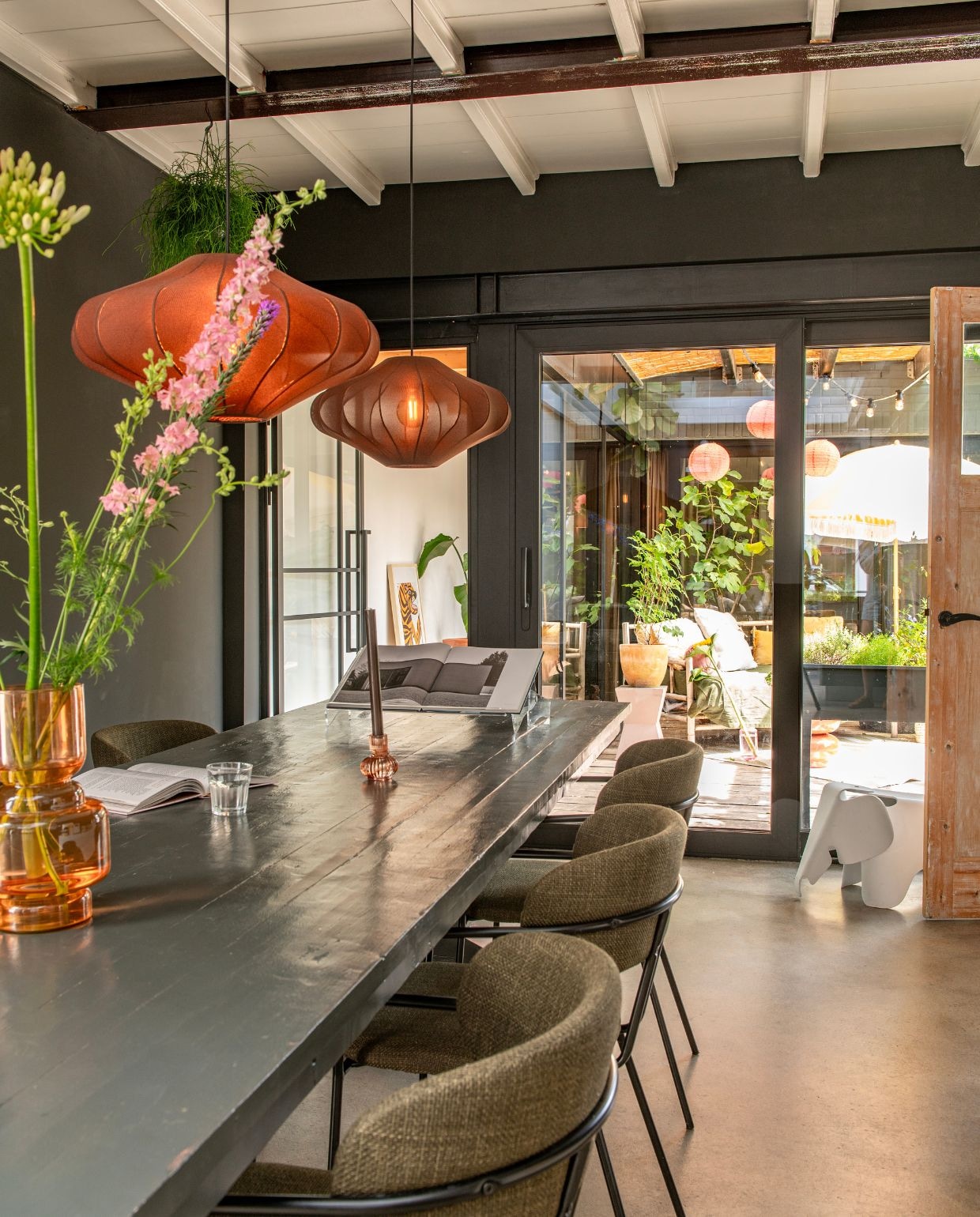 Eettafel gemaakt door Vincent. Stoelen Kwantum. Hanglampen Lampenlicht. Vaas Karwei. Decoratieve olifant Vitra.