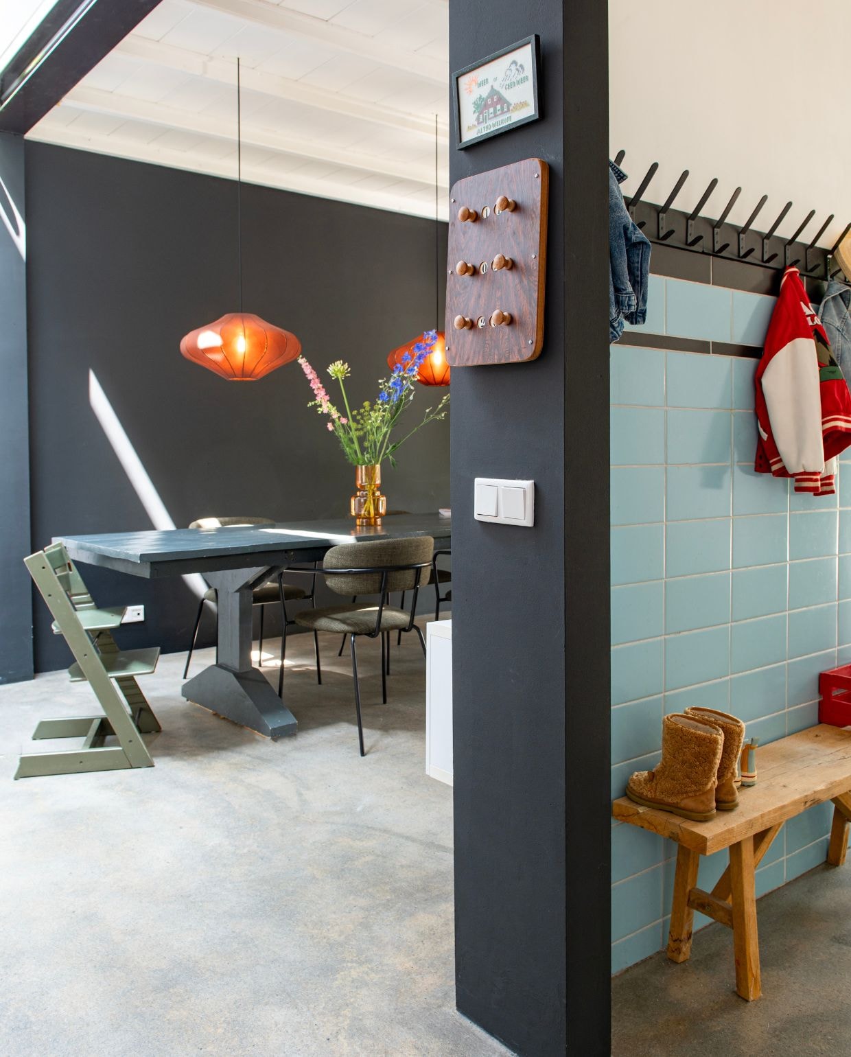 Tegels via Tegeloutlet. Kapstok Action. Houten bank gemaakt door vader van Lenneke. Aan de wand een oud biljart scorebord. vtwonen 03-2026 | fotografie Caroline Coehorst