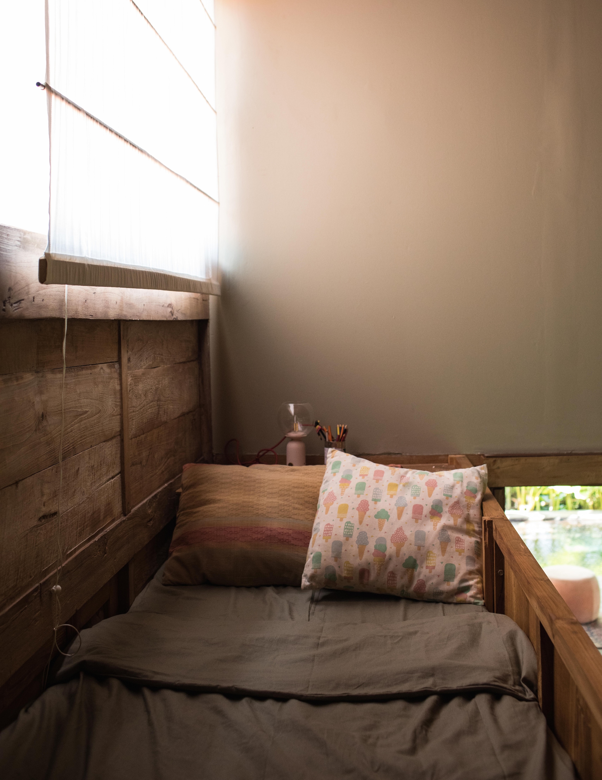 Bed maatwerk. Bedlinnen maatwerk via Kupu Kupu Lab. vtwonen 08-2026 | styling Kim Timmerman | fotografie Tommaso Riva