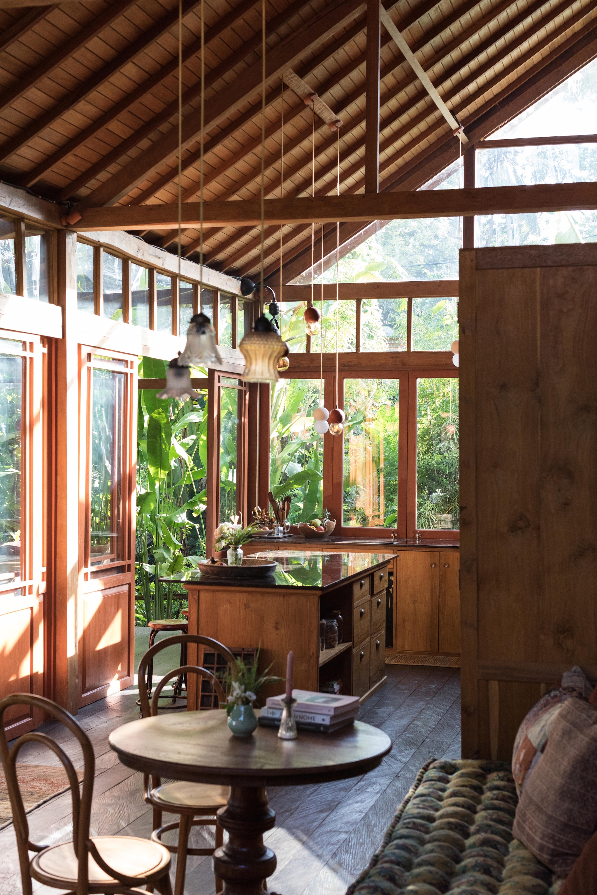 Keuken, marmeren werkblad en koperen wasbak maatwerk. Kastknoppen gekregen en verzameld. Terracotta lampen laten maken. Glazen lampen antiek. vtwonen 08-2026 | styling Kim Timmerman | fotografie Tommaso Riva