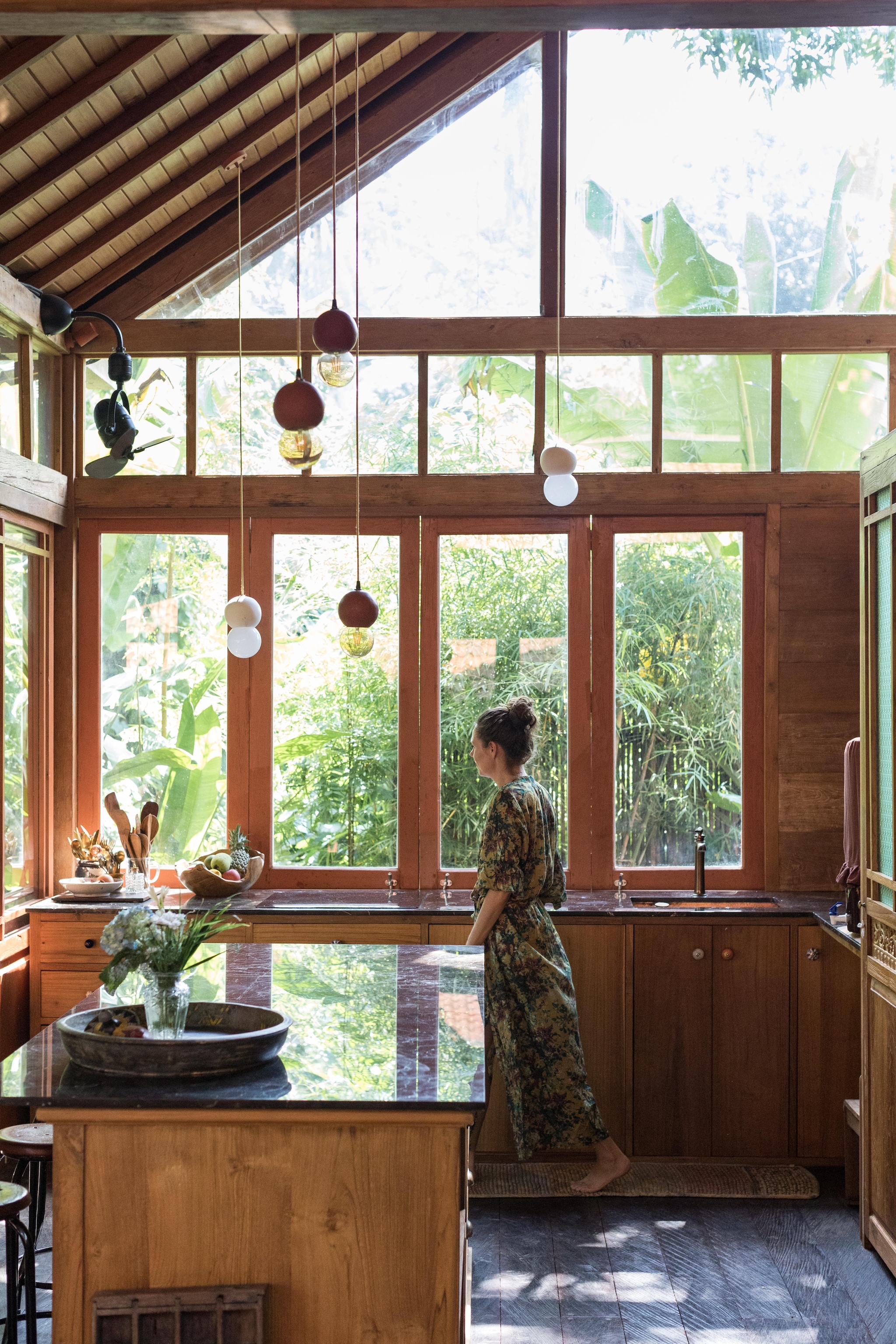 Keuken, marmeren werkblad en koperen wasbak maatwerk. Alle kastknopjes zijn anders, Puck kreeg ze cadeau en vond ze tijdens reizen. Terracotta lampen laten maken. vtwonen 08-2026 | styling Kim Timmerman | fotografie Tommaso Riva