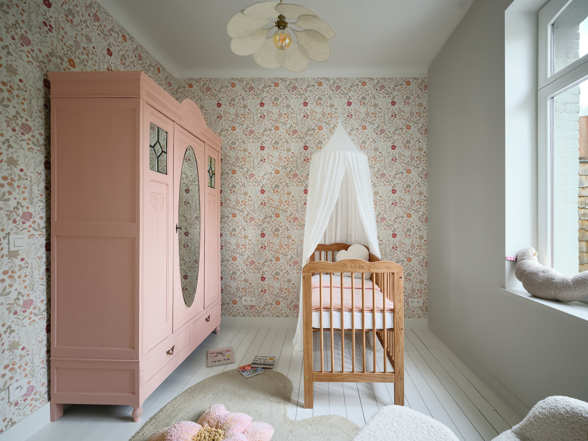 Hanglamp Karwei. Vloerkleed Lorena Canals. Kast vintage, geschilderd in Natural Blossom van Boss Paints. Behang Blomstre in Soft Pink van Summer Gray. Bedje van Frannie & Rose via Hola Bb. Hemeltje Jollein. Originele plankenvloer geschilderd in Ral 9010. vtwonen 07-2026 | fotografie Mr. Frank