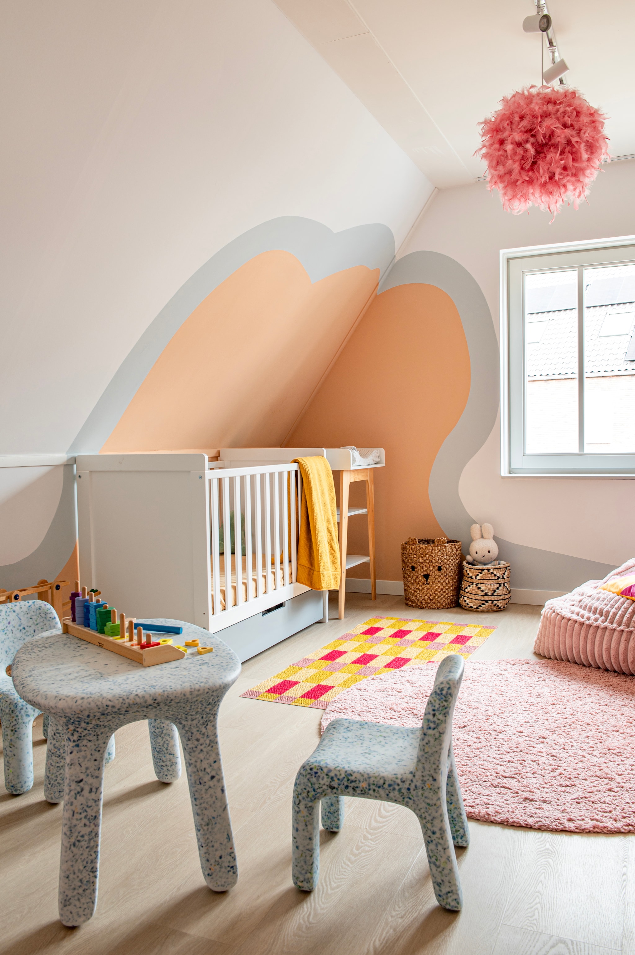 Tafel Luisa en stoelen Charlie van Ecobirdy. Hanglamp Drava van Beliani. Onderste kleed Favola en bovenste kleed Comfy van Rugvista. Poef Big Bertha Original. Plaid Santorin van La Redoute. vtwonen 07-2026 | fotografie Caroline Coehorst